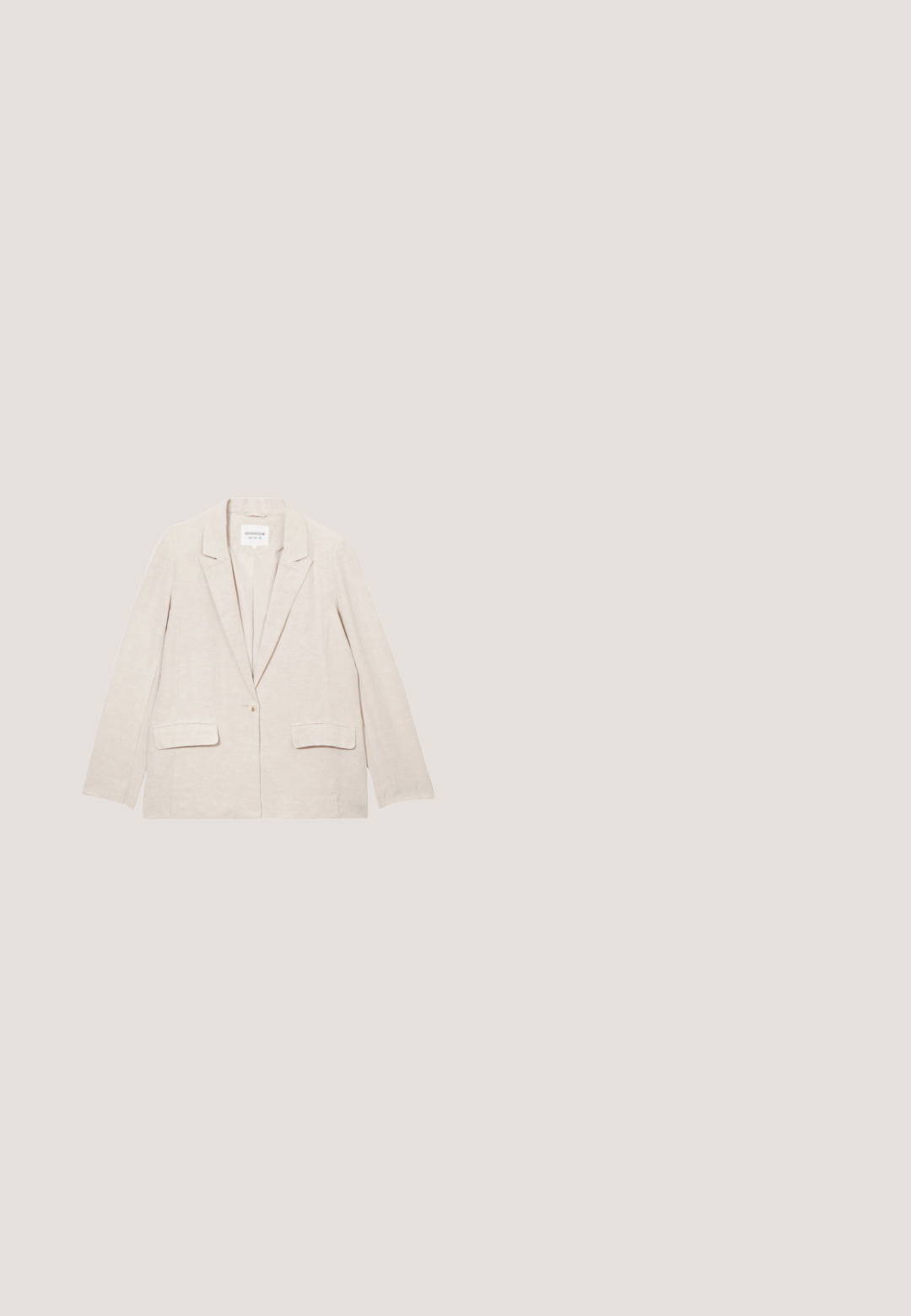 Beige linnen blazer met een notch lapel, enkele knoopsluiting en twee voorzakken. Soepele textuur en een relaxte pasvorm met lange mouwen.; Witte top met korte mouwen en een ronde hals, gemaakt van een gestructureerde, geweven stof en met een losse pasvorm, geschikt voor casual kleding.; Witte broek met wijde pijpen en hoge taille, met plooien en knoopsluiting aan de voorkant, gemaakt van lichtgewicht stof, geschikt voor casual of formeel gebruik.; Beige canvas sleehak espadrille met gevlochten juten platform en enkelriempjes, met een geweven hielkap.; Beige gevlochten stro tote tas met open bovenkant en twee lichtgekleurde handvatten.; Ketting gemaakt van kleine, lichtbruine sint-jakobsschelpen die dicht op elkaar zijn geregen met een zilveren sluiting op een witte achtergrond.