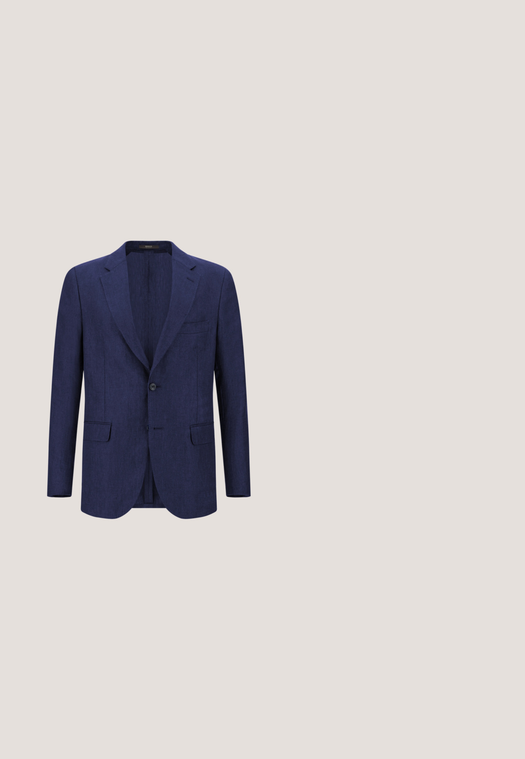 Marineblå linned blazer med en enkelt knap, udsnitte kraver og to forlommer. Letvægtsstof med en tekstureret overflade.; Hvid sweater med kabelstrik og V-udskæring med marineblå stribede detaljer ved halsudskæringen og ærmekanter. Ribbet kant og lange ærmer.; Lyseblå langærmet skjorte med knaplukning, spids krave, enkelt brystlogo og afrundet nederkant. Fremstillet af glat stof med en ensartet tekstur.; Beige lige bukser i bomuldsstof med flad front og bæltestropper. Har en enkelt knaplukning og opretstående mansjetter.; Brune læderslippers med en glat overflade, frynsedetalje på foran og en lav sort hæl. Har en elegant, strømlinet silhuet.; Brun læderbælte med en sølv rektangulær spænde, glat tekstur og en enkelt metalknapdetalje nær enden.