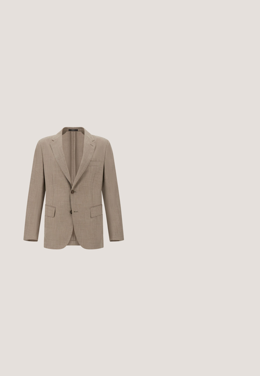 Blazer de lino beige con solapa muesca, dos botones y dos bolsillos frontales. Tejido texturizado con un sutil patrón de tejido.; Jersey beige claro con cuello redondo, mangas largas y un pequeño bordado de logo sutil en el pecho izquierdo.; Pantalones beige de pierna ancha con trabillas, dos bolsillos laterales y un cinturón de tela a juego con hebilla metálica en forma de D.; Mocasines de cuero marrón oscuro con punta redondeada, detalle de costura elevada y un pequeño tacón. Textura suave y diseño clásico.; Pañuelo cuadrado beige con intrincados patrones marrones de paisley y flores que forman un medallón central y un borde decorativo.; Bolsa de piel marrón para portátil con doble asa, correa de hombro desmontable, bolsillo frontal con cremallera y sutilezas en los detalles de costura.