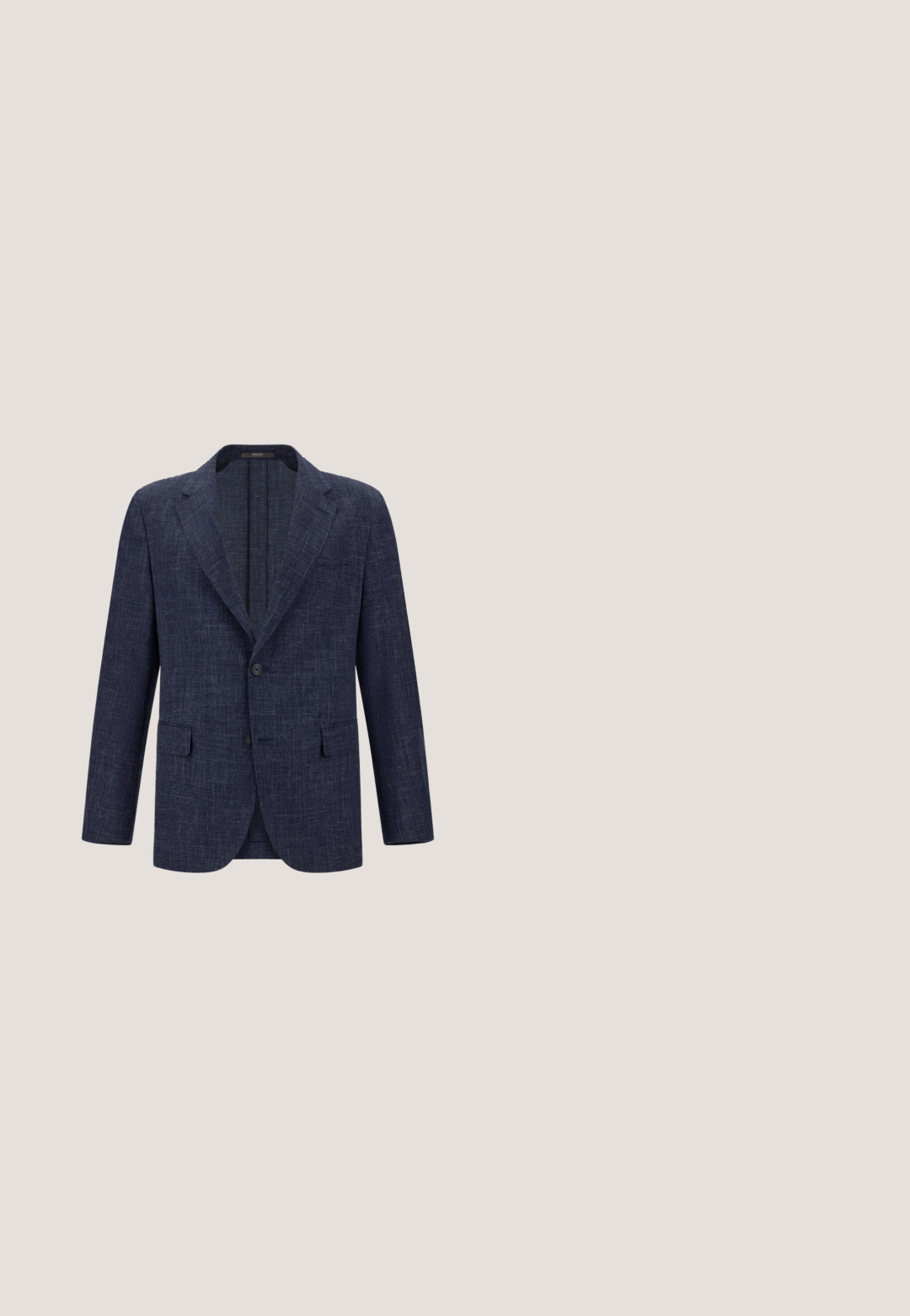 Mørkeblå blazer med tekstureret stof, to forlommer, en enkelt knaplukning og et notch lapel-design.; Hvid langærmet skjorte med knapper lavet af glat stof, med klassisk krave og rund kant, der har forknapper og manchetter.; Lys beige linnedragt med lige ben, elastisk talje, justerbar snor og ingen synlige mønstre eller metaldele.; Brune læderslippers med en glat overflade, frynsedetalje på foran og en lav sort hæl. Har en elegant, strømlinet silhuet.; Marineblåt silke lommetørklæde med hvide polkaprikker, firkantet form, kantet med en subtil, glat tekstur. Logoet "HACKETT" i nederste hjørne.; Brun læderbælte med en glat tekstur, prydet med en sølv rektangulær spænde og kantdetaljer med stikninger.