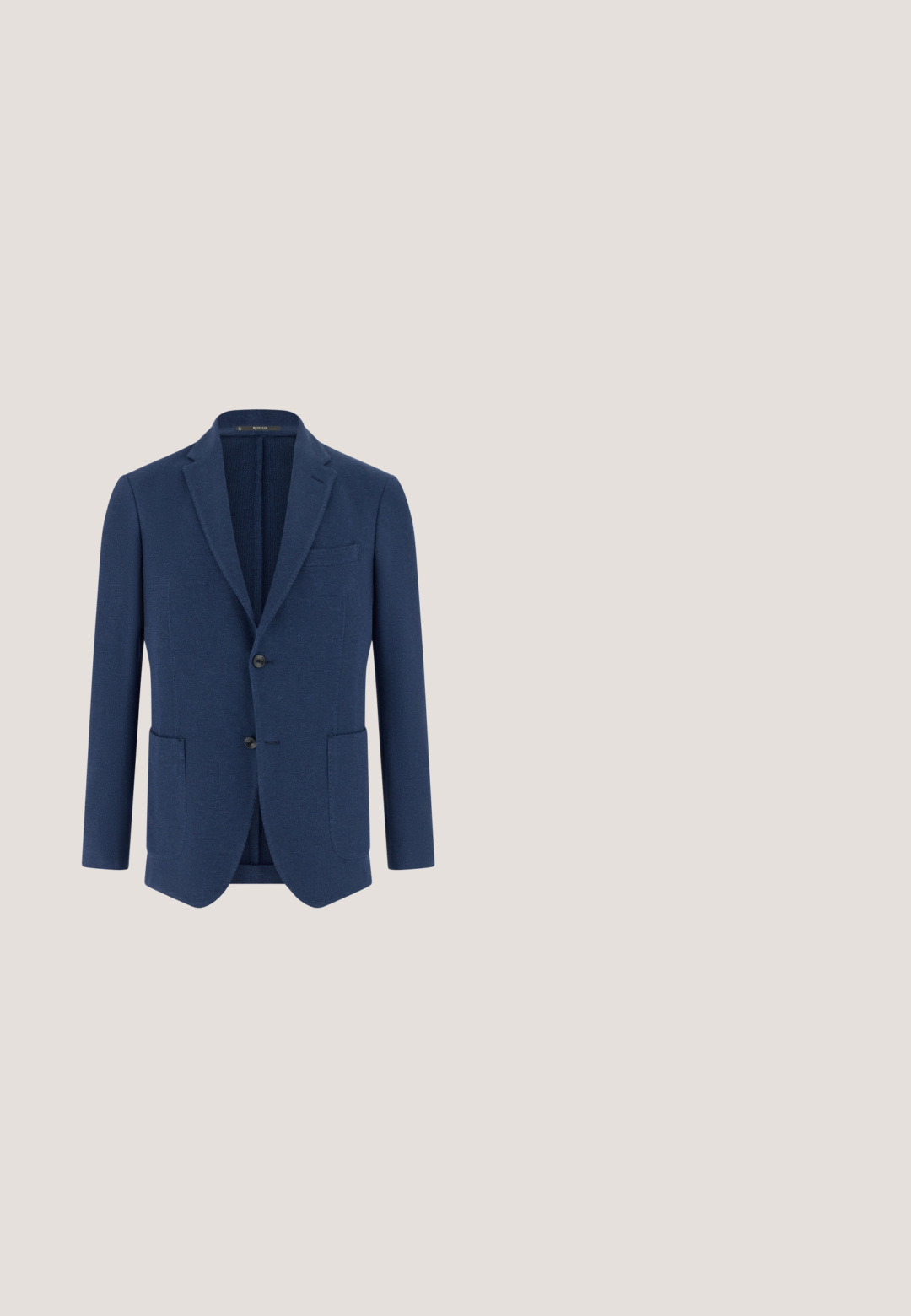 Blazer azul marino de un solo botón con solapas de muesca, dos botones, bolsillo en el pecho y dos bolsillos parche delanteros.; Camisa abotonada de manga larga, azul claro, con cuello clásico, hecha de una tela suave. Presenta botones blancos en la parte delantera y en los puños.; Pantalones azul marino a medida con un ajuste slim, que presentan una textura suave, frente plano y piernas con plisados. Sin bolsillos visibles ni adornos.; Zapato de vestir masculino de cuero negro con cordones y tacón ligero, con puntera y detalles perforados sutiles.; Neceser de cuero negro con acabado texturizado, que incluye un cierre de cremallera, un bolsillo frontal y un mango lateral. Logo estampado en la parte delantera.; Cinturón de cuero negro enrollado con hebilla rectangular de metal y pequeño detalle de costura roja en la presilla, sobre fondo blanco liso.