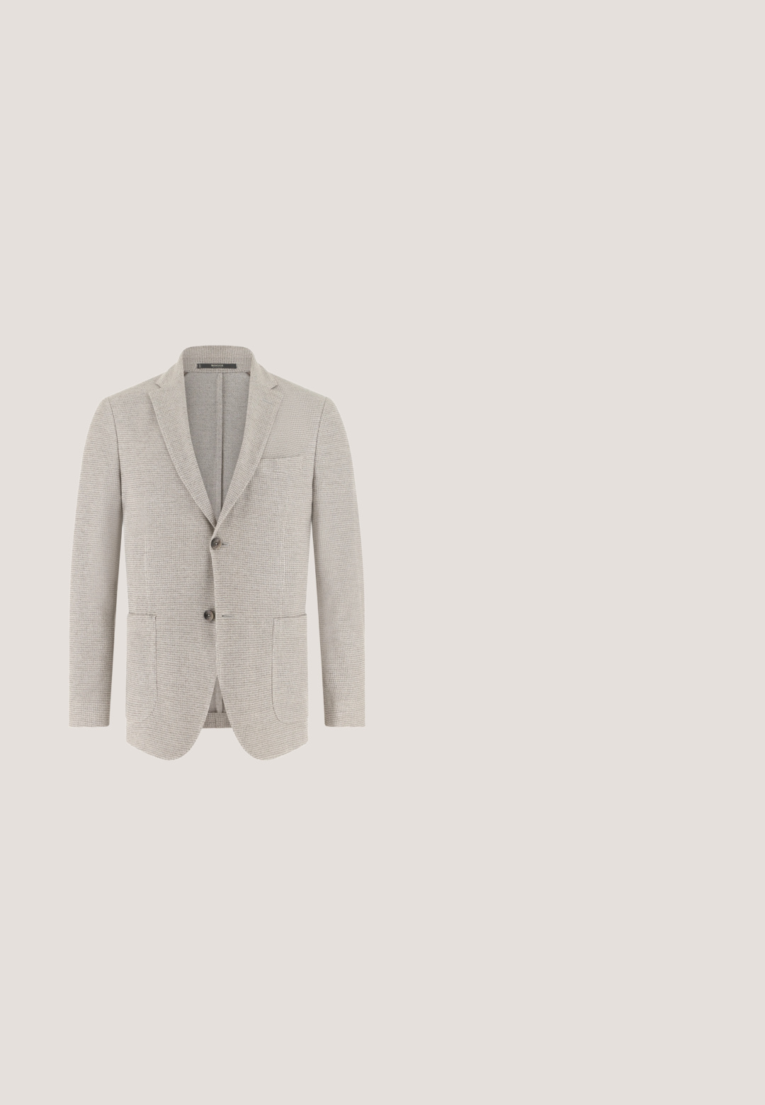 Lichtbeige textuur herenblazer met kerf revers, twee knopen, opgestikte zakken en een borstzak, frontaal weergegeven.; Beige trui met lange mouwen en ronde hals van zachte gebreide stof, met geribbelde boorden en zoom, ontworpen voor heren.; Witte herenoverhemd met lange mouwen, met puntkraag en sluiting met knopen aan de voorkant, weergegeven op een witte achtergrond.; Lichtgrijze linnen broek met een elastische tailleband en trekkoord. Recht model, structuurstof met een subtiele, slubachtige uitstraling.; Taupekleurige suède instapsneaker voor heren met witte rubberen zool, elastische zijpanelen en minimale stikseldetails op een witte achtergrond.; Olivengroene Tommy Hilfiger crossbodytas met zwarte afwerking, voorvak met rits, verstelbare zwarte riem en klein vlagdetail aan de zijkant.
