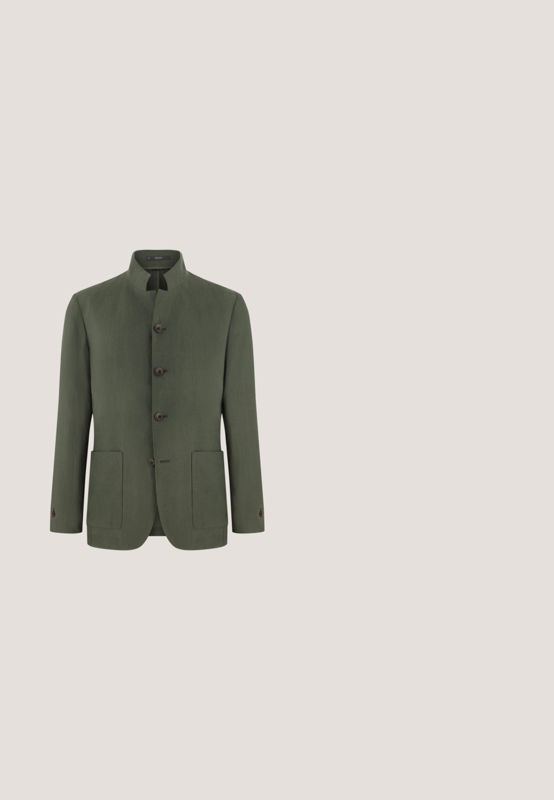 Olijfgroene herensblazer met hoge kraag, vier bruine knopen, lange mouwen en twee opgestikte voorzakken.; Bruine gebreide mouwloze top met een geribbelde textuur, hoge halslijn en zijsplitten. Bevat een aansluitende zoom en zachte stof.; Donkergrijze broek van textiel met structuur, met een slim fit en rechte pijpen, een platte voorkant en riemlussen.; Bruine leren nette schoen met een ronde neus, vetersluiting, brogue-details en een lage, platte zwarte zool. Gladde textuur overal.; Bruine leren aktetas met twee gespzakken aan de voorkant, gestikte randen en een bovenste handvat, tegen een witte achtergrond.; Bruine leren Handschoenen met een gladde textuur, vijfvingerontwerp en subtiele stiksels aan de achterzijde.