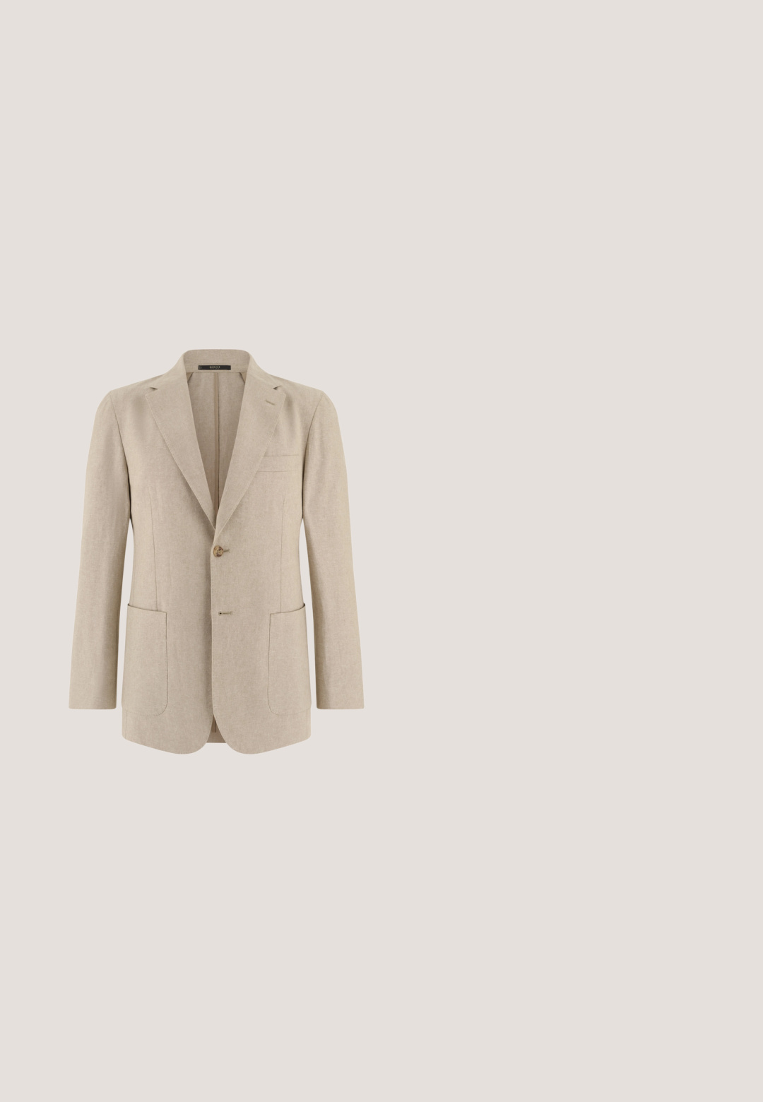 Beige herenblazer met één knoop, revers met inkeping, twee grote voorzakken en een borstzakje, gemaakt van lichtgewicht stof.; Lichtbeige trui van textuur gebreide stof. Heeft een ronde halslijn met een blauwe accent op de binnenkraag. Lange mouwen.; Lichtbruine linnen broeken met een recht model, voorzien van een platte voorkant, riemlussen en zonder zichtbare patronen of accenten.; Bruine leren instappers met een glanzende neus en zilveren harnasbeslag, gecombineerd met lichtblauwe denim jeans, op een houten vloer.; Marineblauwe stoffen sjaal met cirkelvormige crèmekleurige patronen, omzoomd met een bruine rand. Heeft ingewikkelde ontwerpen en een zachte textuur.; Bruine suede riem met een gladde textuur, voorzien van een zilveren metalen gesp en leren achterkant, ontworpen met een klassieke, minimalistische stijl.
