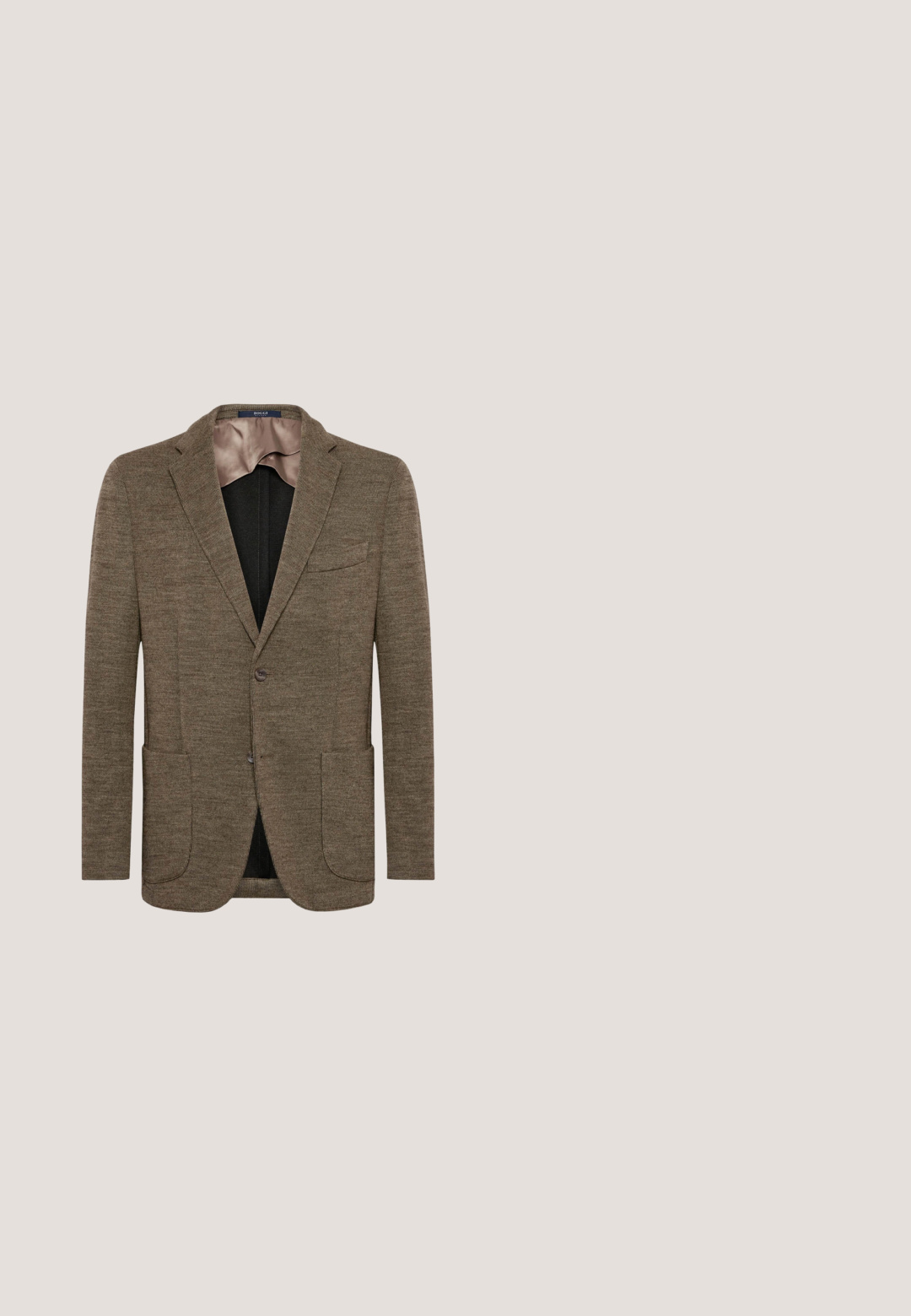 Brauner Wollmischblazer mit Reverskragen, zwei vorderen Taschen und einem einzigen Knopfverschluss. Glatte Innenauskleidung, klassischer Schnitt.; Brauner V-Ausschnitt-Pullover aus weichem Strickmaterial; mit langen Ärmeln und gerippten Bündchen sowie Saum für einen figurbetonten Look.; Braune maßgeschneiderte Hosen mit geradem Schnitt, seitlichen Falten, Gürtelschlaufen und einem vorderen Knopfverschluss. Glattes Gewebe mit matter Textur.; Dunkelbrauner Herren-Loafer aus Leder mit Quasten, kleinem Absatz und dezenten Nähten entlang der Seiten und im Zehenbereich.; Ein paisleymusterter Schal in einer Mischung aus Braun, Blau und Beige. Die Kanten sind mit einem einfarbigen blauen Rand versehen. Hergestellt aus weichem Stoff.; Dunkelbrauner geflochtener Ledergürtel mit einer rechteckigen Messingschnalle, aufgerollt mit detaillierter Naht auf der Schlaufe der Schnalle vor weißem Hintergrund.
