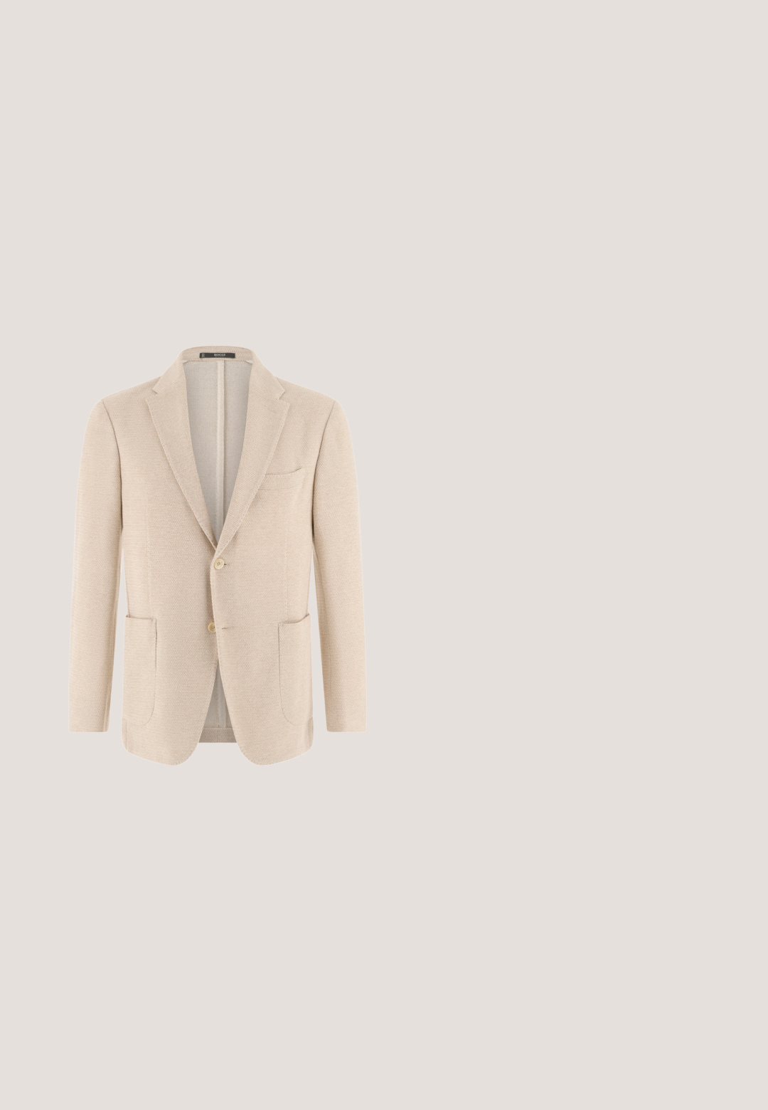 Lyse beige herreblazer med to forlommer, enkeltkneppet lukning med to knapper og slag med hak, tekstureret stof.; Hvid skjorte med lange ærmer og mandarinkrave, for- og brystlomme med knapper samt knaplukning ved ærmerne, vist på en ensfarvet baggrund.; Beige skræddersyede bukser med flad front, enkelt knaplukning og to skrå sidelommer. Glat stof med en slim fit og tætsiddende ben.; Mørkebrun herreloafer i ruskind med lav hæl, moc-toe-syning og en remdetalje på tværs af vristen, vist i sideprofile.; Lyserød silkeslips med blåt cirkulært blomsterprint og en synlig designeretiket på den smalle ende.; Brun læderbælte med en glat overflade, der har en sølvfarvet, rektangulær spænde og røde syninger. Logo detaljeret på stroppen.