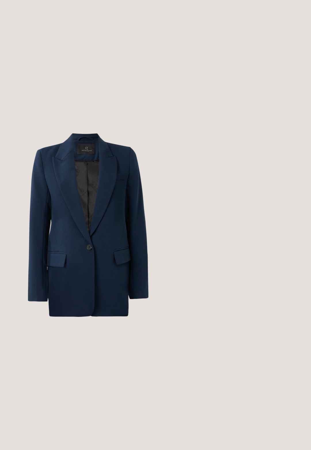 Marineblazer met een enkele knoopsluiting, ingeknipte revers, twee voorzakken en een gladde textuur. Gevoerde binnenkant in het zwart.; Witte gebreide mouwloze trui met kabelpatroon en geribde V-hals, armsgaten en zoom.; Marineblauwe kabelbrei-vest gelaagd over een blauw-wit gestreepte blousejurk. Beschikt over lange mouwen en een licht uitlopende zoom.; Donkerbruine leren loafers met een gladde afwerking, voorzien van een bovenriempje, een afgeronde neus en een lage zwarte rubberen zool.; Vierkante sjaal met geometrische blauwe en grijze driehoeken die een symmetrisch patroon vormen rond een centrale witte druppelvorm.; Bruine leren handtas met een gestructureerd ontwerp, een bovenhandgreep, gouden hardware en een logo-accent aan de voorkant. Gladde textuur.