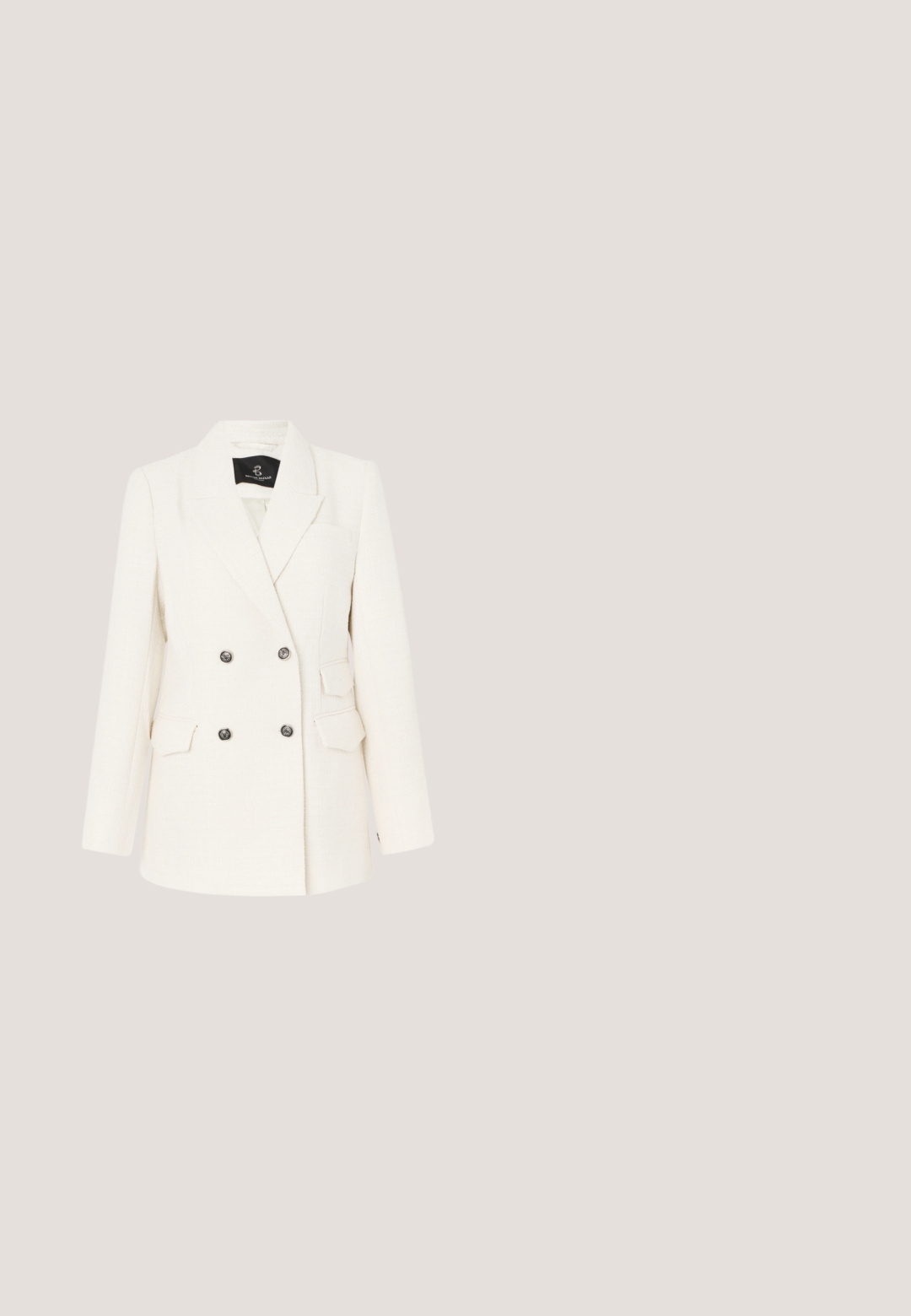 Blazer à double boutonnage en tissu blanc texturé. Présente des boutons en métal noir, deux poches avant et un revers cranté.; Top en maille sans manches de couleur beige clair avec une section supérieure texturée et à motifs, et un col montant ajusté. Présente une partie inférieure lisse et unie.; Pantalons beiges taille haute avec plis avant, fermeture à bouton unique et coupe droite. Fabriqués à partir d'un tissu texturé et tissé.; Escarpin à talon haut en cuir beige avec un bout pointu, une texture lisse et un talon aiguille fin. Design minimaliste avec un style à enfiler.; Sac hobo beige fabriqué en matériau synthétique lisse, présentant une forme courbée, une seule poignée et un logo discret à l'avant. Fermeture zippée.; Bracelet chaîne en or avec breloques en forme de cœur et un pendentif rond arborant un "G" entouré de petits cristaux et le mot "Guess".
