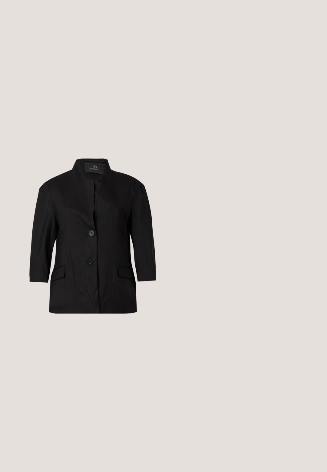 Sort kvindeblazer med to knapper, lange ærmer, høj krave og forlommer med klap, vist på en ensartet lys baggrund.; Sort satin cami med tynde justerbare stropper, blomsterjacquardmønster og blonder langs halsudskæringen og kanten.; Sorte bukser med vidde i benene, lavet af blødt stof med elastisk talje, kendetegnet ved et enkelt design uden synlige mønstre eller detaljer.; Sorte læder slingback-højhæle med spids tå, udskåret design og justerbar rem med metalhardware.; Sort tekstureret læderclutch med rektangulært form og guld lodret spænde centreret på frontklappen.; Guld metal halskæde med en tynd kæde og et hjerteformet vedhæng. Vedhænget har en glat, poleret overflade med en hul midte.