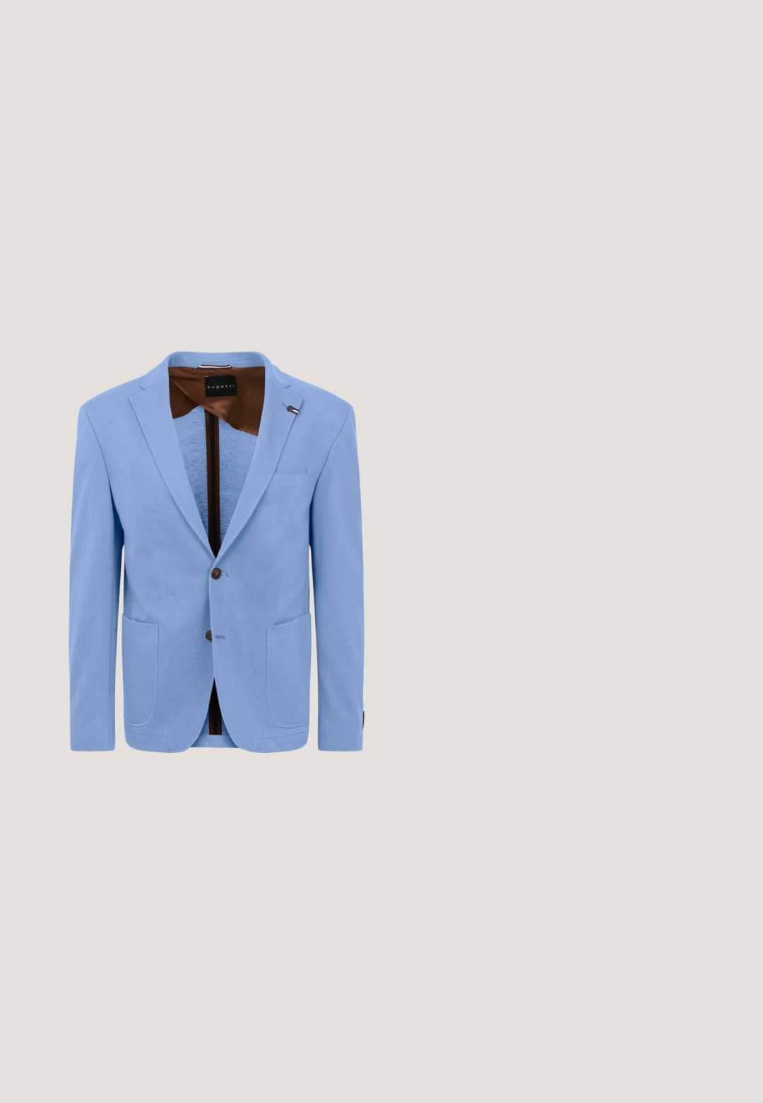 Helles blaues Blazer aus strukturiertem Stoff mit zwei frontalen Taschen, brauner Innenausstattung, zwei braunen Knöpfen und einem Reversakzent.; Hellblaues kurzärmeliges Hemd zum Knöpfen mit dezentem weißem Blumenmuster und Button-down-Kragen.; Helleblaue Baumwollchinos mit slim fit, ausgestattet mit einem vorderen Knopfverschluss, Gürtelschlaufen und einer glatten Textur. Keine sichtbaren Muster oder Akzente.; Navyblaue Veloursleder-Slipper-Mokassins mit weißer Gummisohle, mit abgesteppten Details entlang des oberen Randes.; Kompakte blaue Leder-Umhängetasche mit Frontklappe, Reißverschluss und dezenten Metall-Logodetails.; Blauer gewebter Stoffgürtel mit schwarzer Lederschlaufe und antiker Messing-Rechteckschließe, aufgerollt auf weißem Hintergrund gelegt.