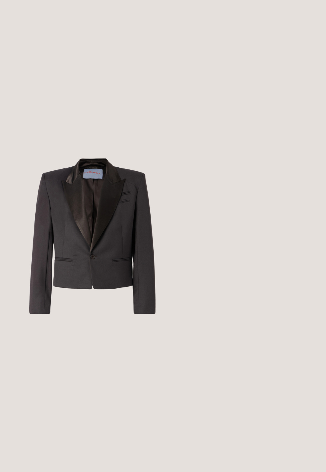 Sort tuxedo jakke lavet af glat stof med satin-klap, en enkelt knaplukning og dobbelt frontlommer. Strukturerede skuldre og cropped pasform.; Kortærmet hvid skjorte lavet af bomuldsblanding, med spids krave, syv knapper og en brystlomme. Glat tekstur med en klassisk pasform.; Beige bukser med lige ben, sidelommer, bæltestropper og foran knap- og lynlås, vist på hvid baggrund.; Sorte læderloafer med kvastdetaljer, der har en glat tekstur, rundet tå og lav gummisål. Minimalistisk design med elegant finish.; Bordeaux slips med et struktureret herringbone mønster og små sorte polka prikker. Slipsen taper til en spids ende. Fremstillet af vævet stof.; Sort læderbælte med en glat overflade, der har en sølvmetalklausul og en klassisk rektangulær form.
