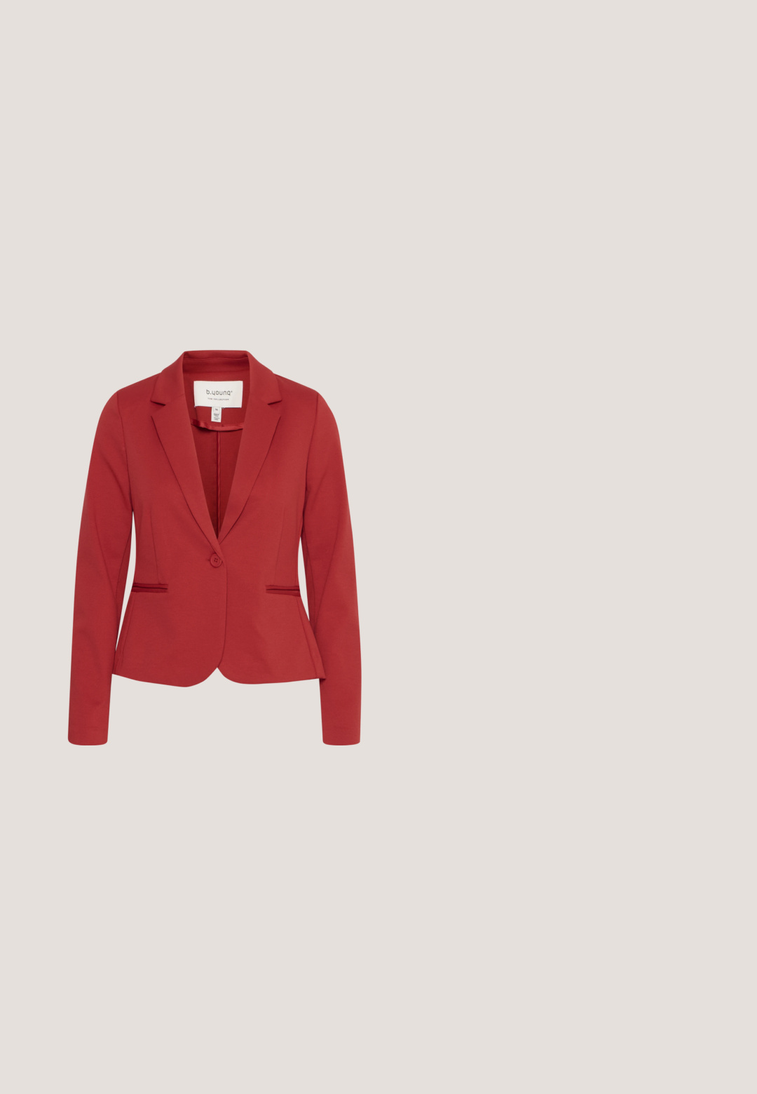Blazer femme rouge, cintré, avec revers à crans, fermeture à un bouton et poches passepoilées, taille 36.; Blouse sans manches rouge avec un motif floral noir et blanc, dotée d'un col en V et d'un ourlet légèrement arrondi pour un ajustement décontracté.; Un pantalon large rouge en tissu léger, avec un devant sobre, une taille plate et sans poches visibles.; Sandale rouge à lanières avec un bout effilé et un talon de 10 cm. Présente des accents circulaires en argent et une bride de cheville ajustable. Fini en cuir lisse.; Sac à main en cuir rouge avec une texture douce, une poignée courbée et un design décontracté. Présente des surpiqûres discrètes et un profil minimaliste.; Paire de boucles d'oreilles rouges en forme de fleur avec des pétales superposés et une finition brillante sur fond blanc.