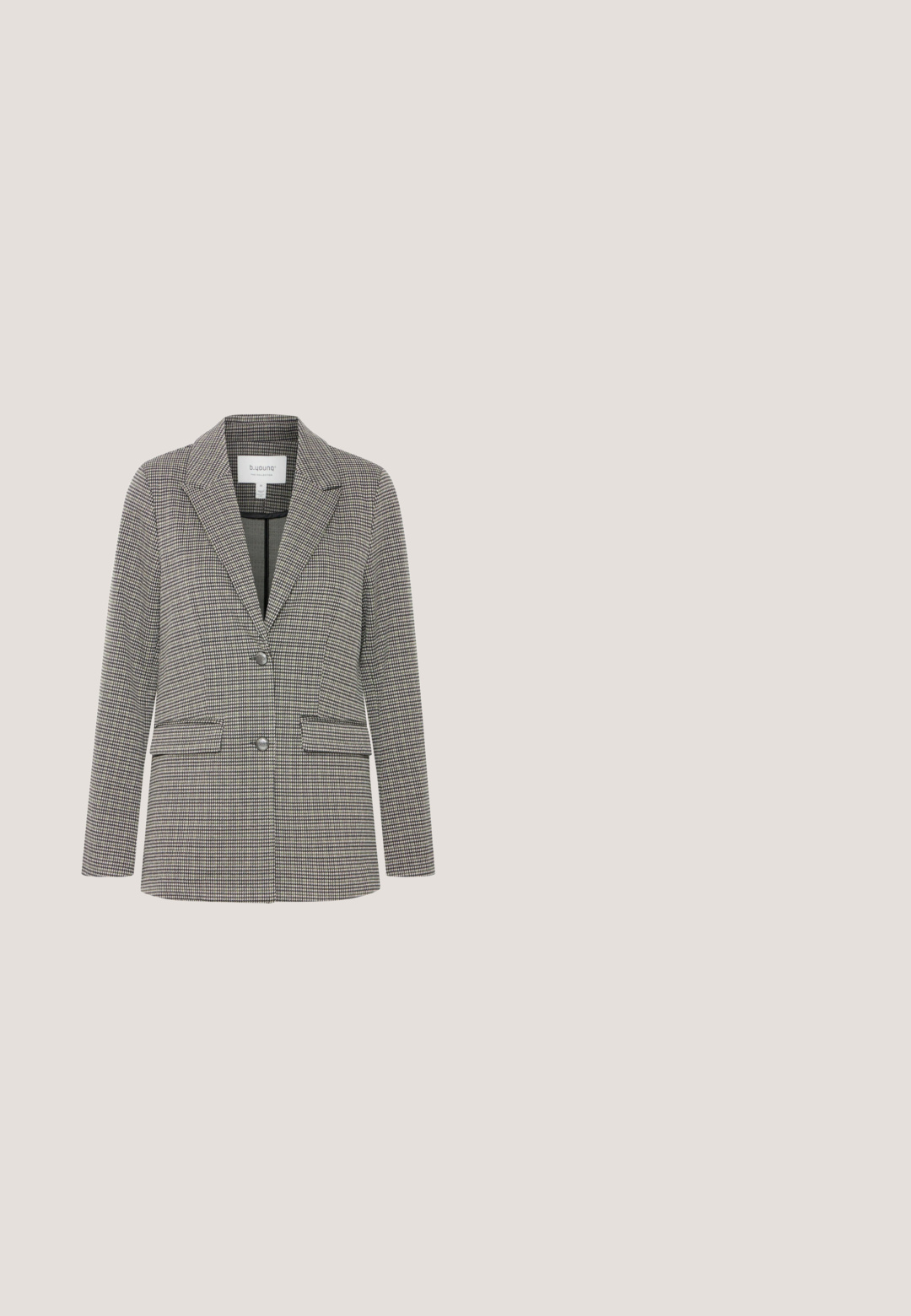 Blazer ajusté en motif pied-de-poule noir et blanc, avec un col cranté, deux poches avant et une fermeture à un bouton.; Cardigan tricoté bleu marine avec des manches longues, des bords côtelés et un devant à boutons featuring de petits boutons dorés.; Haut sans manches en maille texturée bleu marine et gris avec larges bretelles et encolure droite, petite étiquette noire avec logo en bas à droite.; Pantalon slim bleu marine avec coutures avant surpiquées et poches latérales inclinées, chacune ornée d'un bouton rond en or unique.; Escarpin à talon haut en daim bleu marine avec un bout arrondi et un talon bloc. Texture lisse et coutures minimales le long de la ligne d'orteil.; Ensemble de bijoux en ton argenté comprenant un collier délicat avec un pendentif en forme de goutte et des boucles d'oreilles à clou assorties ornées de strass.