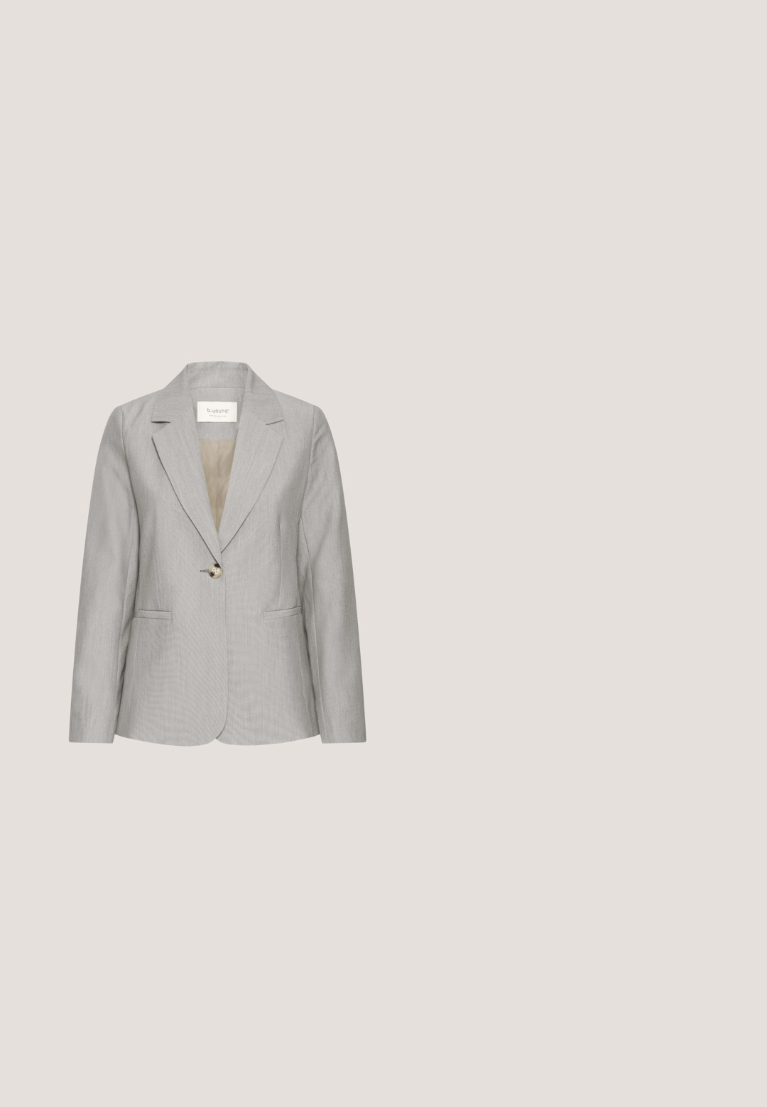 Grauer Blazer aus strukturiertem Stoff, mit einem Knopfverschluss, Reverskragen und zwei Vorderentaschen. Das Innenfutter ist beige.; Grauer, übergroßer Sweatshirt mit langen Ärmeln, Rundhalsausschnitt und einem dezenten Nähdetail auf der Vorderseite. Hergestellt aus weichem, strukturiertem Stoff.; Schwarze knielange Stiefel aus glattem Leder, mit spitzem Zeh und einem Mittelhohen Absatz, mit einem einfachen und eleganten Design.; Schwarze rechteckige Sonnenbrille mit dunklen Gläsern und glänzenden Rahmen. Verfügt über silberne Markenkennzeichnung an der Seite. Quadratische Form mit stabilen Bügeln.; Schwarze Tasche aus Nylon mit strukturierter Form. Verfügt über verstellbare Lederträger, eine vordere Reißverschlusstasche und subtile texturierte Akzente.; Silberne Ohrstecker mit herzförmigen klaren Kristallen und einem spitzen Akzent, die eine polierte und glänzende Oberfläche zeigen.