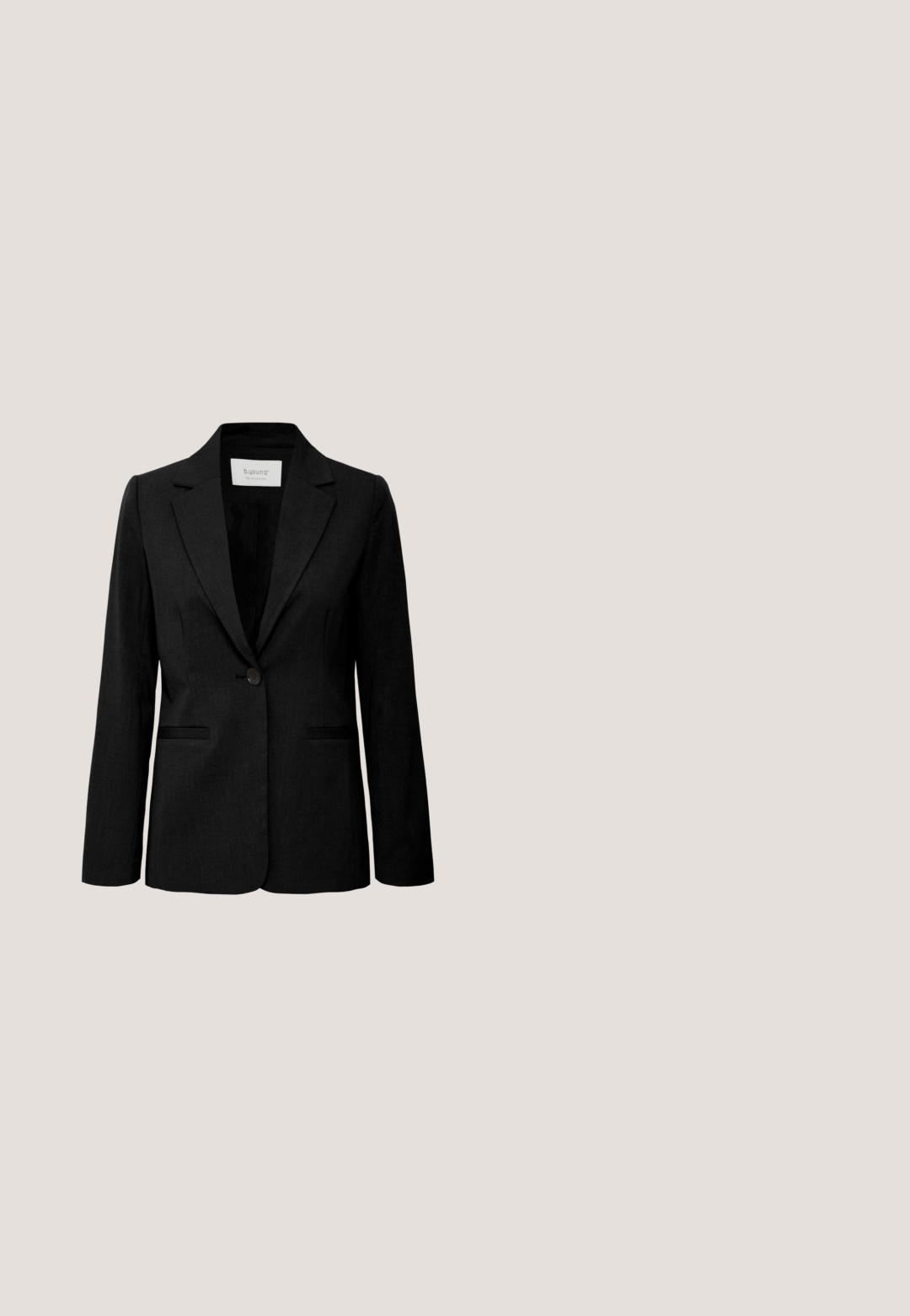 Sort blazer med enkelt knappelukning, klippede reverser, to frontlommer og en glat tekstur.; Sort tætsiddende kortærmet t-shirt med rund hals, ribbet tekstur og et lille hvidt mærke indeni kraven.; Sorte brede bukser med hvid vertikal stribe mønster, der har en knaplukket talje og forlommer, lavet af et glat stof.; Sort læder højhælet sko med spidse tå, der har et udskæringsdesign og en slank stiletto hæl. Glat tekstur og strømlinet silhuet.; Sort lædertaske med to skulderstropper, guldlåse og en guldlåsdetalje foran.; Guldtonede, runde øreringe med lagdelt, buet design og teksturerede kanter samt prikkede detaljer rundt om kanten. Måler cirka 2 cm i diameter.