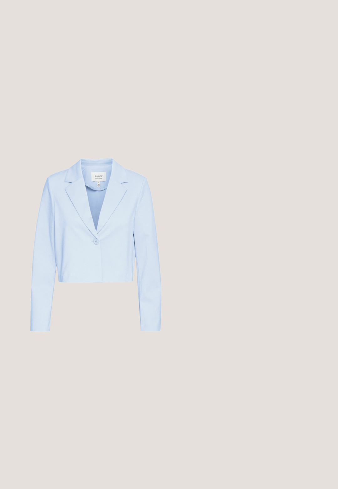Lyseblå cropped blazer lavet af glat stof med reverskrave, enkelt knaplukning og lange ærmer.; Lyseblå strikket sweater med V-hals, lange ærmer og ribbet tekstur. Har en afslappet pasform og blødt stof.; Stripet kortærmet t-shirt i lyseblå og hvid, med rund halsudskæring og en afslappet pasform. Blødt stof med en glat tekstur.; Lyseblå vide bukser lavet af blødt stof, med en glat talje og to frontfolder for ekstra detaljer.; Lyseblå ruskindsneaker med hvide detaljer og broderede blomsterdesigns. Har snørebånd, en gummigummisål og en lav-silhuet.; Lyseblå, aflang håndtaske med dobbelte håndtag og en lynlås øverst, hvilende på en hvid baggrund.
