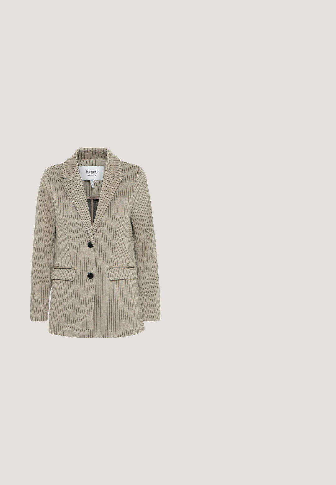 Strepen blazer in beige met verticale lijnen. Heeft een geknipte kraag, zwarte knopen en twee voorkruidtassen. Textuurstof.; Gestuz ALPHAGZ - Vest - dark brown; Crèmewitte mouwloze gebreide tanktop met een ronde hals en geribbelde zoom.; Beige wijde broek met elastische tailleband, voorste stiksel details en witte zijstrepen op beide pijpen.; Beige en crème lage sneaker met mesh- en suède panelen, witte veters en een zool van gumrubber, zijaanzicht op een effen achtergrond.; Donkerbruine suède handtas met geknoopt zwart en goud handvat en een afneembare lange riem op een witte achtergrond.