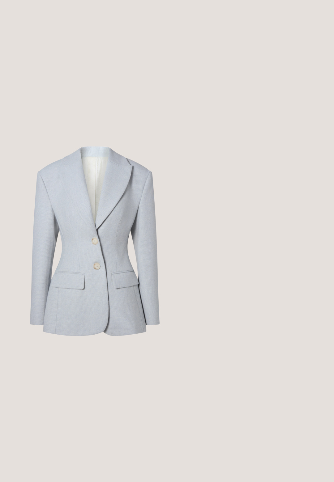 Lyseblå blazer lavet af tekstureret stof. Har en skræddersyet pasform, slåede revers, to forlommer og to cremefarvede knapper.; Blazer med blomsterprint i blødt stof, der har en indsnøret talje med bælte, hakkede revers og to frontlommer i afdæmpede farver.; Beige spidse pumps lavet af glat læder med lav hæl. Har et strømlinet design og en subtil blank finish.; Rektangulær metallic gylden clutch-taske med en omviklet skulderrem og en rektangulær gylden drejelås på den forreste klap.; Guldtonet metal cuffarmbånd, glat overflade, afrundede kanter, minimalistisk design, åbne ender, poleret finish.; Beige skinnende læderbælte sammenrullet med stor rundet gylden spænde på hvid baggrund.
