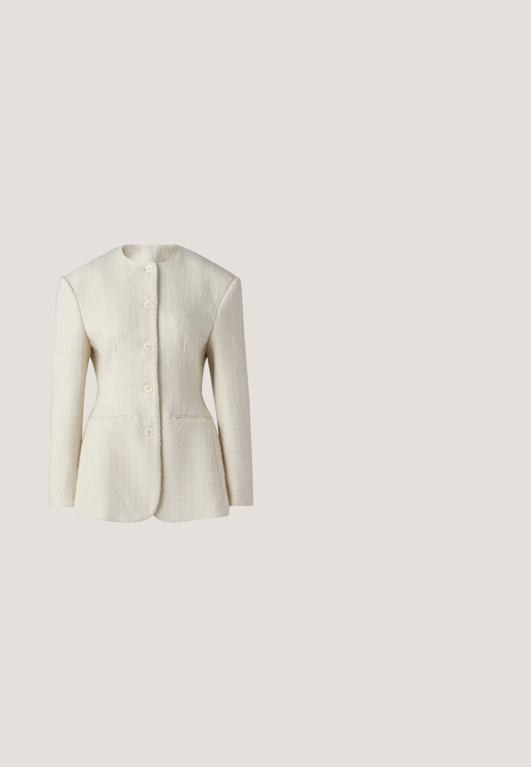 Blazer de mujer en color crema con textura, mangas largas, escote redondo y cinco botones en la parte frontal.; Chaleco de punto en beige claro con escote en V y mangas cortas. Presenta un patrón de punto de cable y acentos de pompones en los laterales.; Blusa blanca con escote redondo, mangas largas y cierre de botones; presenta recortes bordados y un dobladillo festoneado.; Falda midi marrón plisada con una cintura negra, mostrada plana sobre un fondo blanco.; Mocasines de cuero marrón con una suela negra gruesa. Presentan una puntera redondeada y un detalle decorativo de correa en el empeine.; Bolso de piel marrón con dos asas, detalles dorados y "The Bridge Firenze 1969" grabado en relieve en el centro frontal.