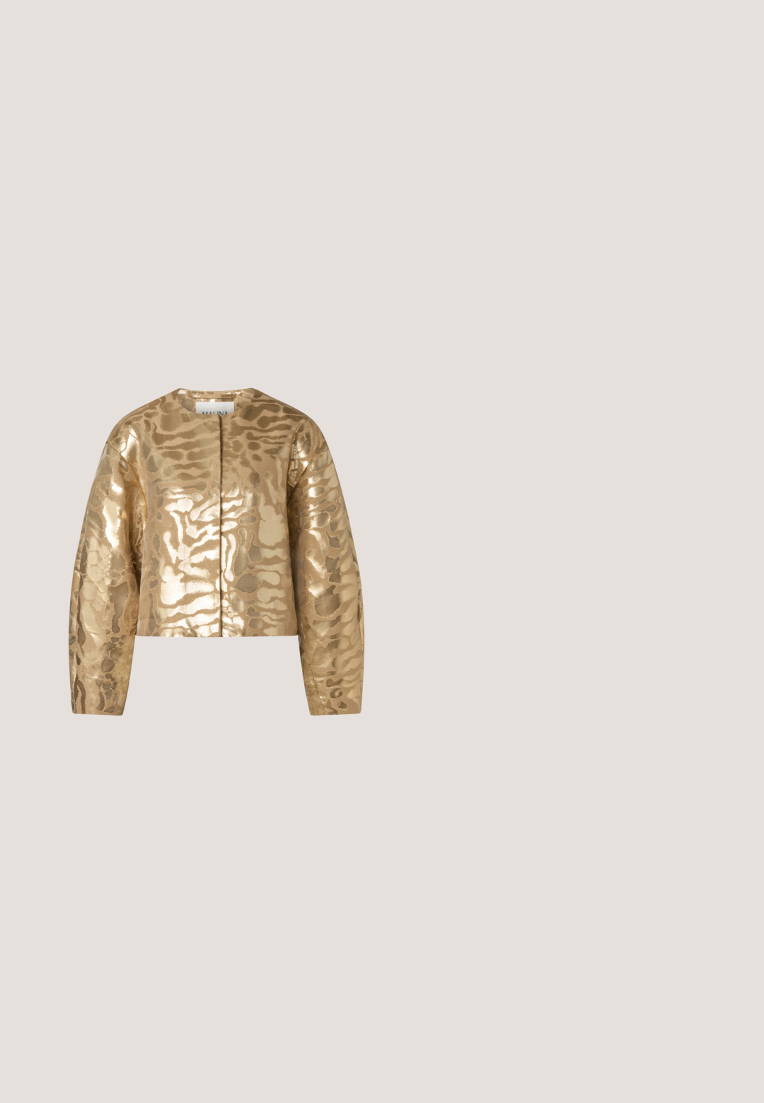 Guld metallic jakke med subtilt dyreprintmønster, lange ærmer, rund hals og skjult forlukning foran.; Beige kjole med trekvartærmer, prydet med detaljeret guldbroderi i et svungent bladmønster. Lynlås i ryggen, glat tekstur.; Spidsestilet i glitrende guldmateriale, med en slank silhuet, en 10 cm hæl og en glat indvendig foring.; Jimmy Choo Solbriller - gold-coloured; Lille guldsyning clutch taske med sølvspænde og kort sølvkæde håndtag på ensartet lys baggrund.; Guldarmbånd med skiftevis store og små perler, klare krystalaccenter og lukning på en hvid baggrund.
