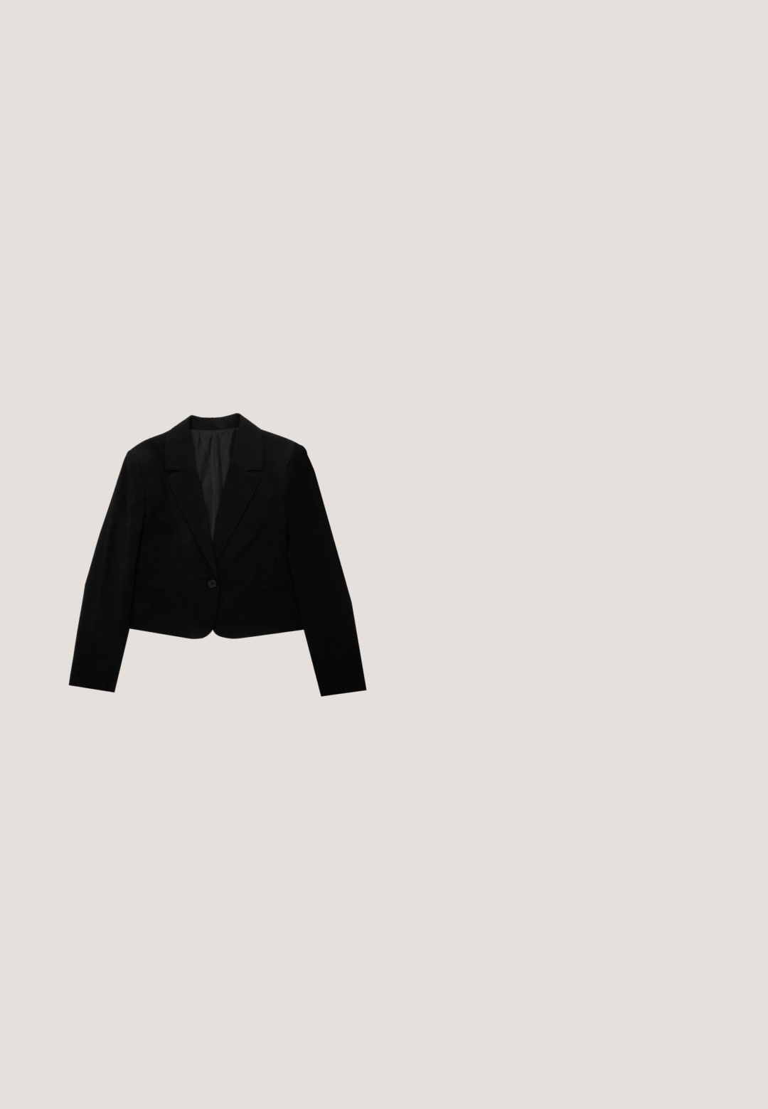 Blazer negro corto con cierre de un solo botón, solapas afiadas y tejido suave. Presenta mangas largas y dos bolsillos en la parte delantera.; Top corto negro de manga corta con textura acanalada, escote redondo y pequeño logo de Tommy Jeans centrado en el frente.; Jeans de mezclilla azul claro con diseño de pierna recta, cintura alta, bolsillos frontales y textura desvanecida. Acabados con una sutil cinturilla cosida.; Zapato de tacón slingback de cuero negro con punta afilada y tacón cuadrado. Textura suave, diseño minimalista y correa ajustable en el tobillo.; Bolso de tela negro con un asa curvada, que presenta un logotipo triangular y una correa desmontable. Superficie texturizada y diseño minimalista.; Pulsera de tono plateado con cuentas de cristal redondas y un cristal central más grande, equipada con un extensor de cadena y un charm triangular con el logo de Guess.