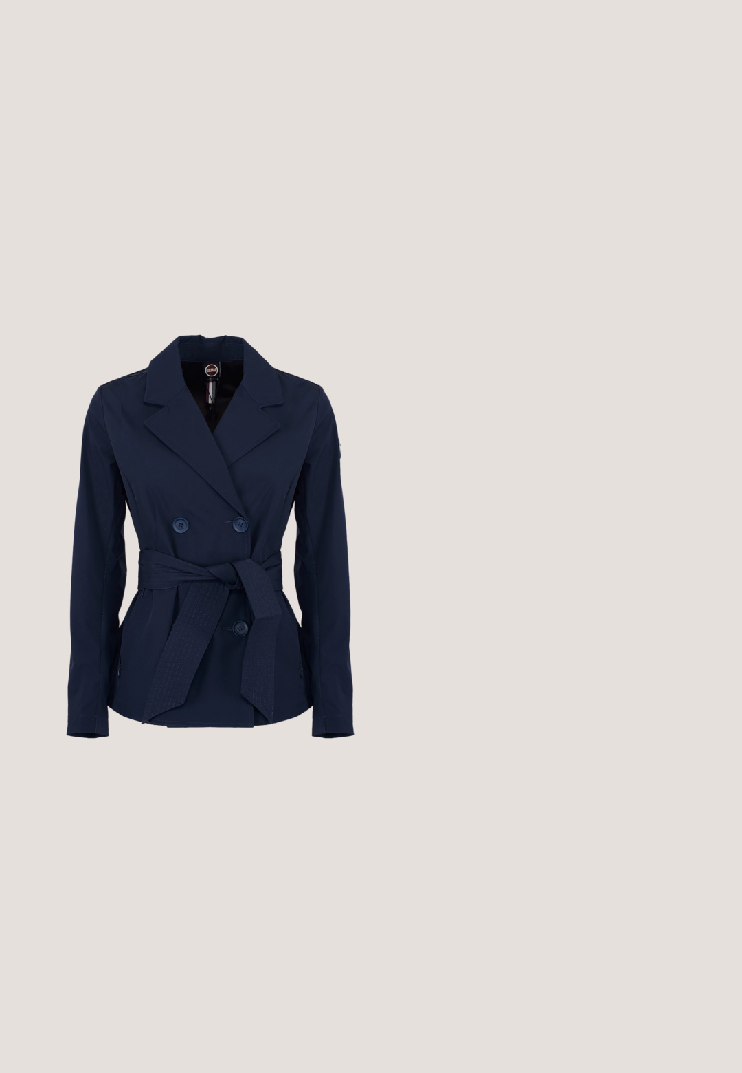 Marineblauer zweireihiger Blazer mit Kerbkragen, Knopfleiste, langen Ärmeln und einem zum Binden am Taillenbund.; Langärmliges Poloshirt mit dunkelblauen und weißen horizontalen Streifen, weißem Kragen, drei Knöpfen und kleinem gesticktem Logo auf der Brust.; Schwarze, maßgeschneiderte Hose aus einem Baumwoll-Mischgewebe mit zwei vorderen Knöpfen, geradem Schnitt und glatter Textur. Keine sichtbaren Muster.; Marineblaue Wildleder-Sneaker mit weißem Akzent und gewebtem Muster, ausgestattet mit einer Gummisohle und schwarzen Schnürsenkeln. Logo seitlich sichtbar.; Marineblaue Tommy Hilfiger Handtasche mit schwarz-weißen geflochtenen Griffen und einem abnehmbaren Schulterriemen.; Goldene gedrehte Creolenohrringe mit glatter Oberfläche und schlankem Design, ausgestattet mit einem kleinen Akzent nahe dem Verschluss für zusätzlichen Detailreichtum.
