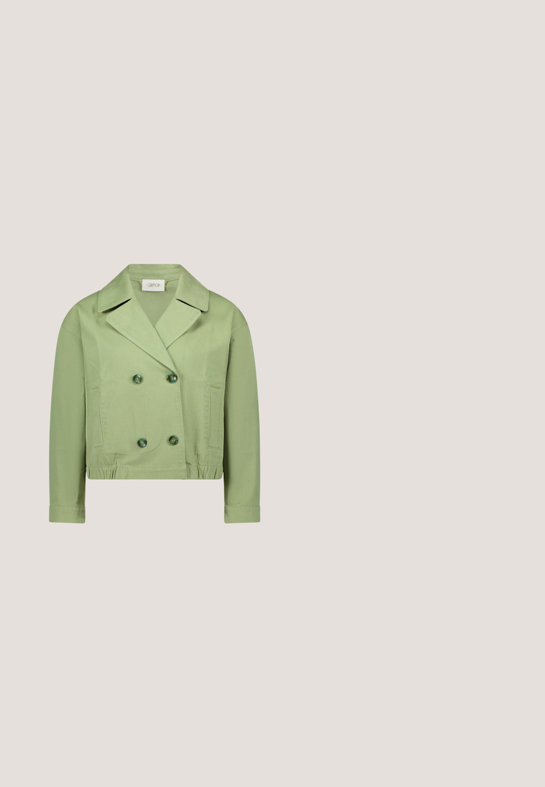 Veste courte vert clair à double boutonnage avec larges revers, quatre boutons, poches latérales et ourlet élastiqué.; Pull à manches courtes avec rayures horizontales vert clair et blanches, col rond et manches légèrement bouffantes.; Pantalon vert en tissu lisse, avec une coupe ajustée, des jambes droites et une ceinture épurée sans ornements visibles.; Chaussure plate vert menthe à bout rond, dotée d'une large bride et d'une boucle dorée en accent. Matière en cuir lisse et design minimaliste.; Petit sac à main rectangulaire en cuir vert clair avec double poignée, ferrures dorées et bandoulière amovible.; Boucles d'oreilles vertes translucides en forme de hoop avec un design ouvert et courbé, et une finition brillante. Elles disposent d'un fermoir à clou pour un port sécurisé.
