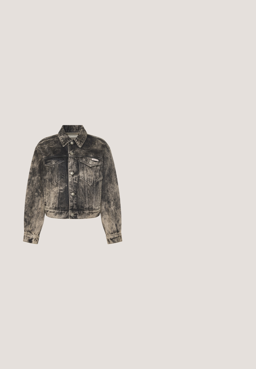 Zwart en grijs acid-wash spijkerjack met knoopsluiting aan de voorkant, borstflapzakken, lange mouwen en een klein Calvin Klein-label op de linkerzak.; Witte cropped shirt met korte mouwen en wijde mouwen met "CALVIN" gedrukt in rode letters op de linkerborst.; Lichtblauwe wijdvallende jeans van denim met een hoge taille, vijf zakken en contrasterende stiksels. Voorzien van een ritssluiting en knoopsluiting.; Zwarte leren enkellaars met een spitse neus, blokhak en een bandje met een metallic logo. Gladde textuur en minimalistisch ontwerp.; Zwarte Calvin Klein handtas met een korrelige structuur, twee schouderbanden met logo-print en een klein Calvin Klein-logo aan de voorkant.; Set zilverkleurige metalen oorbellen met een abstract ontwerp van in elkaar grijpende lussen op een witte achtergrond.