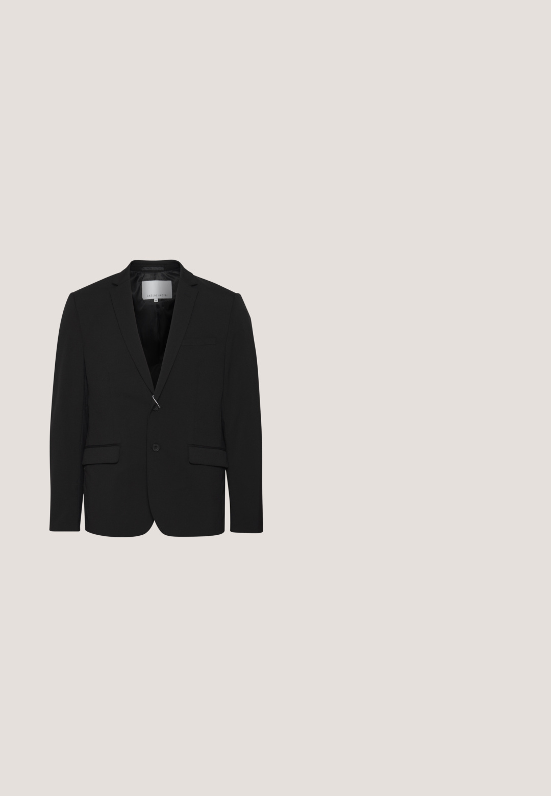 Schwarzer Herrenblazer mit Kerb-Revers, zwei vorderen Klappentaschen, Zweiknopfverschluss und einem innenliegenden Label mit der Aufschrift „Casual Friday“.; Kurzärmliges Hemd aus gedämpftem olivgrünem Stoff. Verfügt über einen klassischen Kragen, sieben Frontknöpfe und eine lockere Passform. Glatte Textur.; Schwarze, gewebte Hosen mit schlankem Schnitt, ausgestattet mit Standardtaschen, einer vorderen Knopfverschluss und kontrastierenden Nähten. Glatte Textur, ohne Muster.; Schwarze Lederloafers mit runder Zehenform, eleganter Schlupfdesign und dicker Gummisohle mit strukturiertem Griff. Erhöhter Absatz und dezente Nähdetails.; Goldkettchen mit dicken Gliedern und glatter Textur, ausgestattet mit einem metallischen Verschluss mit eingraviertem Branding.; Schwarzer Ledergürtel mit einer silbernen Metallschnalle, die ein klassisches Design und eine glatte Textur aufweist. Mit Löchern für eine verstellbare Passform.