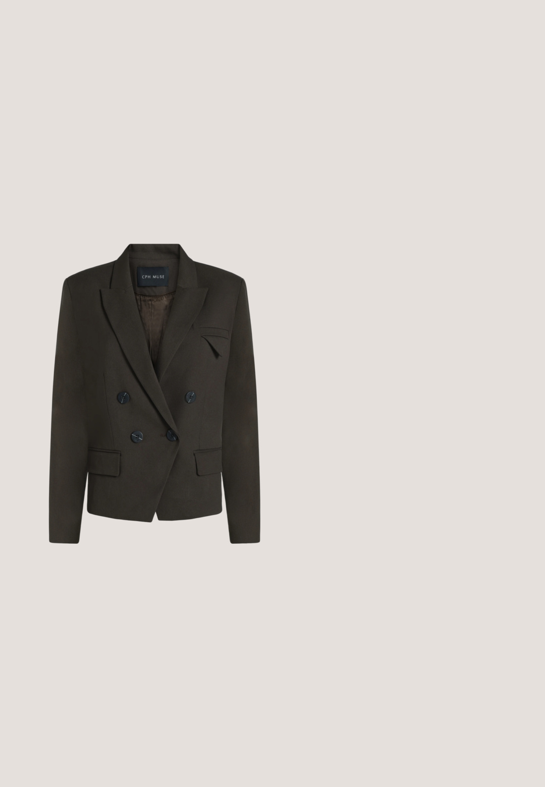Mørkebrun dobbeltradet blazer med notched revers, fire sorte knapper, klaplommer og en brystlomme med forkant.; Brun langærmet skjorte med spids krave, front knaplukning og glat stofstruktur. Skræddersyet pasform med lige kant.; Højtaljede bukser med vidde i mørkebrun stof med bæltestropper og frontlommer, vist fladt på en hvid baggrund.; Mørkebrun højhælet slingback-sko med spids tå, krokodilletekstur og lille guldsulet på stroppen.; Mørkebrun filttaske med læderhåndtag, frontklap med guldknap og justerbar skulderrem på en lys baggrund.; Par af guld øreringe med hængende ringe, hver sat med to små runde ædelstene i blå og mørkerød.