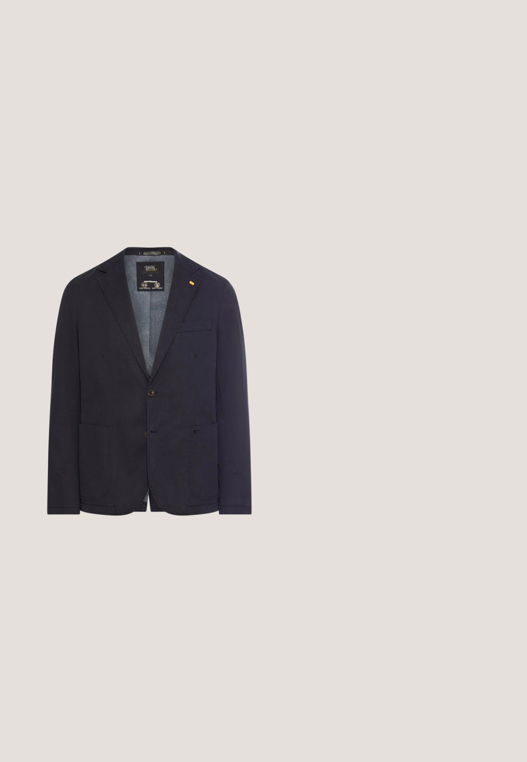 Einreihiger dunkelblauer Blazer mit zwei Knöpfen, zwei Vordertaschen und einem Smokingkragen mit Kerb.; Weißer, gestrickter Pullover mit navyblauen horizontalen Streifen am V-Ausschnitt und geripptem Muster. Verfügt über ein kleines, navyblaues, gesticktes Logo.; Weißes Langarm-Hemd mit Knopfleiste und Button-Down-Kragen, braunen Knöpfen, dezentem Brustlogo und kariertem Futter am Kragen.; Marineblaue Baumwoll-Chinos mit Knopfverschluss, geradem Bein und glatter Textur. Mit Seitentaschen und einer einzelnen Gesäßtasche.; Braune Lederloafers mit glatter Oberfläche, dekorativen Quasten, einer abgerundeten Spitze und einer niedrigen schwarzen Gummisohle.; Dunkelbrauner geflochtener Ledergürtel mit einer rechteckigen Messingschnalle, aufgerollt mit detaillierter Naht auf der Schlaufe der Schnalle vor weißem Hintergrund.