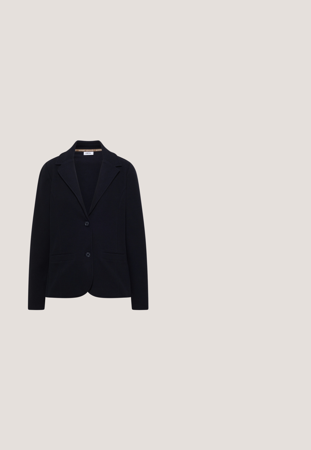 Zwarte damesblazer met een notch-reverskraag, twee knopen aan de voorkant en twee voorzakken, weergegeven op een effen achtergrond.; Marineblauw mouwloos topje van glad katoen, met een ronde halslijn en een aansluitend ontwerp zonder versieringen. Casual en veelzijdig.; Navy tapered broek van soepel materiaal, met een elastische tailleband met trekkoord en twee zijzakken met rits.; Josef Seibel JESSIE - Instappers - indigo; Hexagona TOSCANE - Handtas - marine toscane; Delicaat armbandje met kleine donkerblauwe kraaltjes en gouden ronde tussenstukjes, met een gouden karabijnsluiting en een verstelbare ketting met bedel.