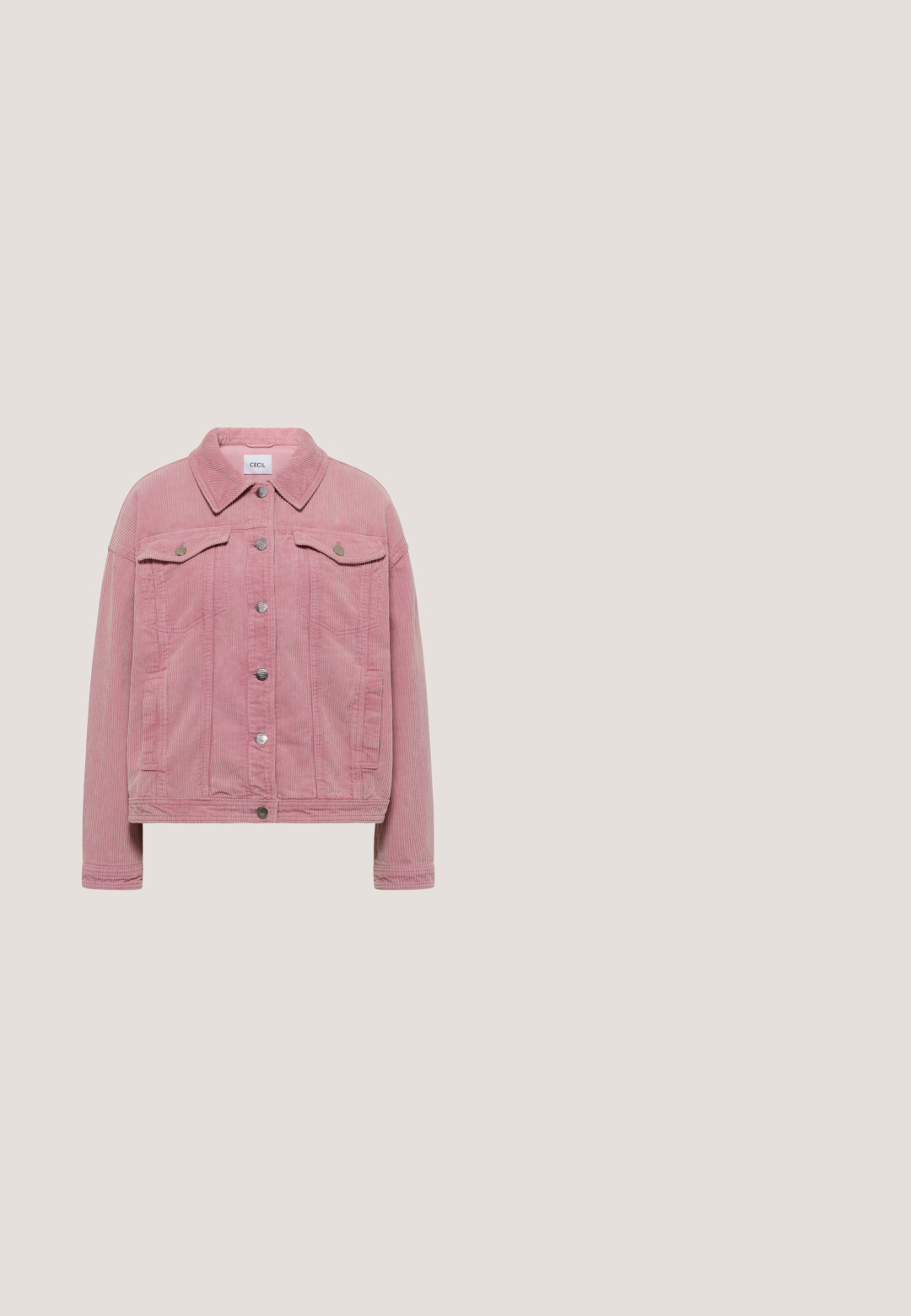 Veste en velours côtelé rose à manches longues, fermeture à boutons sur le devant, deux poches poitrine à rabat et col, marque CECIL.; Combinaison rose à manches courtes avec boutons sur le devant, taille à cordon, jambes larges et motif floral éventail dans différentes nuances de rouge et blanc.; Une seule sandale tongs rose clair avec semelle texturée et brides en forme de Y en or rose métallique sur un fond uni.; Lunettes de soleil carrées avec une monture en métal doré et des verres violets dégradés. Bras fins teintés de rose avec des plaquettes de nez transparentes pour le confort.; Sac fourre-tout en toile rose avec deux anses et un scrunchie en tissu rose attaché en forme de feuille sur fond blanc.; Bracelet en perles irrégulières corail rose comprenant quatre anneaux dorés lisses et un pendentif étoile de mer texturé en or suspendu au centre.