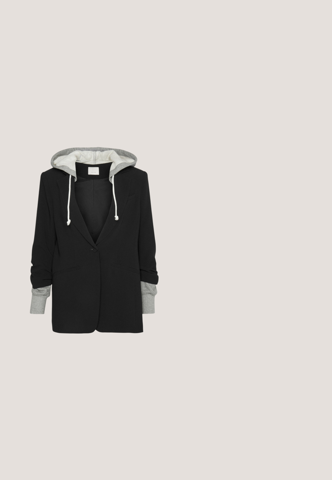 Cinq à Sept HOODED KHLOE JACKET - Blejzer - black/heather grey; rag & bone THE SLUB - Top s dlhým rukávom - bright white; rag & bone PEYTON ENGINEERED - Džínsy bootcut - black; Čierne lesklé platformové dreváky s zaoblenou špičkou, zakriveným vrchom a kontrastným bielym prešívaním pozdĺž okraja podrážky.; Čierna kožená taška s okrúhlou rukoväťou, strieborným zipsom, bielym kožuchom a dlhým krémovým strapcom pripevneným na prednej strane.; Strieborné kruhové náušnice so skrúteným dizajnom. Zaoblené okraje a lesklý povrch. Otvorené zapínanie pre jednoduché nosenie. Hladká textúra po celej ploche.
