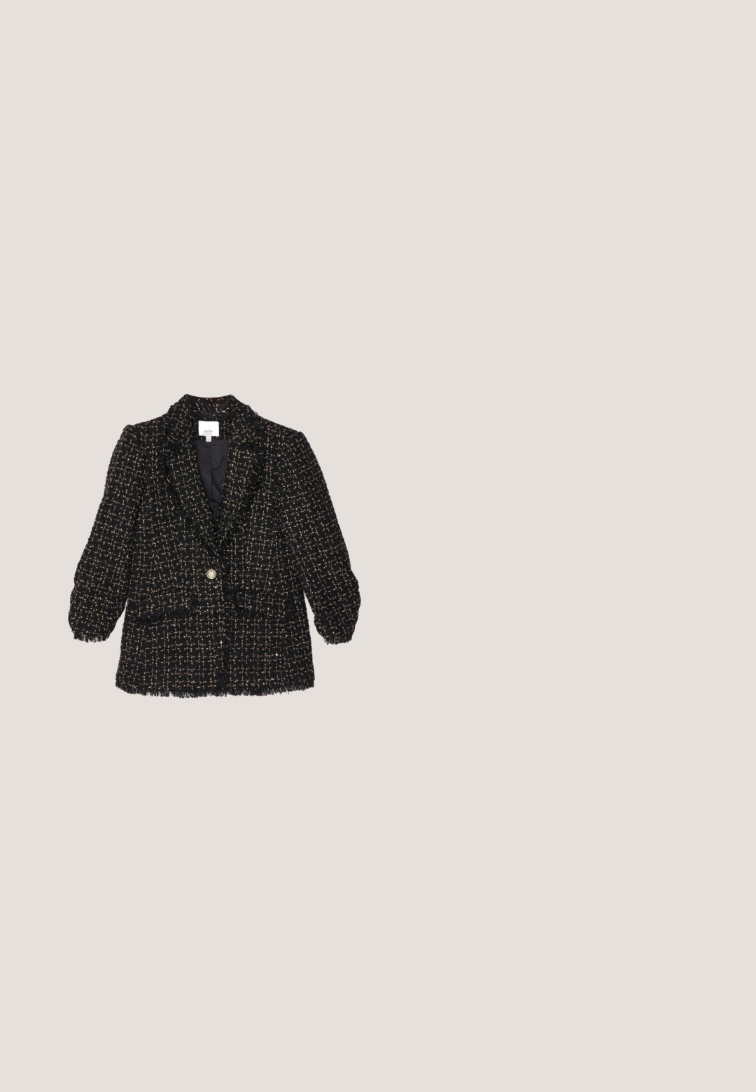 Schwarze Tweed-Blazer mit strukturiertem Muster, Puffärmeln, einem goldenen Knopfverschluss und zwei Vordertaschen. Ausgefranste Kanten.; Samtfarbenes, gestricktes ärmelloses Pulloverweste mit gemischten Zopfmuster- und Strukturmustern, geripptem Ausschnitt und Saum.; Weiße Bluse mit langen Ärmeln, Knopfleiste vorne, spitzem Kragen, dezenten vertikalen Streifen und ausgestellten Manschetten mit Rüschenverzierung.; Brauner plissierter Midirock mit hohem Bund und seitlichem Reißverschluss, vor weißem Hintergrund dargestellt.; Dunkelbrauner Leder-Brogue mit perforierten Details und dicker schwarzer Profilsohle, seitlich auf weißem Hintergrund.; Brauner Leder-Rucksack mit einem strukturierten Design, einem Taschengriff, einem Schnallenverschluss und einer Fronttasche. Mit gestickten Details und seitlichen Klappen.