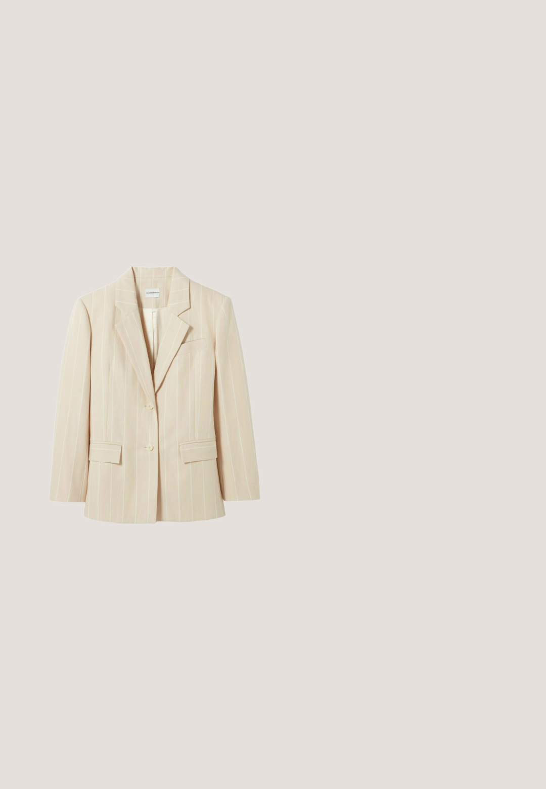 Blazer beige con rayas finas, cuello con muesca, dos bolsillos frontales y dos botones. Tela lisa con un corte entallado y silueta estructurada.; Blusa de manga abullonada en algodón ligero color beige. Presenta un escote fruncido y un cordón en el dobladillo para un ajuste regulable. Textura suave.; Pantalones de pierna ancha en una tela marrón claro, con cintura alta, frente plisado y presillas para cinturón. Textura suave con dos bolsillos delanteros.; Mocasines de cuero marrón con un panel frontal tejido texturizado, punta redonda y tacón bajo apilado. Acabado suave con un detalle de costura sutil.; Pañuelo cuadrado beige con un pequeño patrón geométrico en blanco y negro distribuido de manera uniforme por toda la tela.; Bolso de cuero marrón con diseño estructurado, acentos de hardware dorado y una solapa decorativa. Incluye una correa de hombro desmontable.