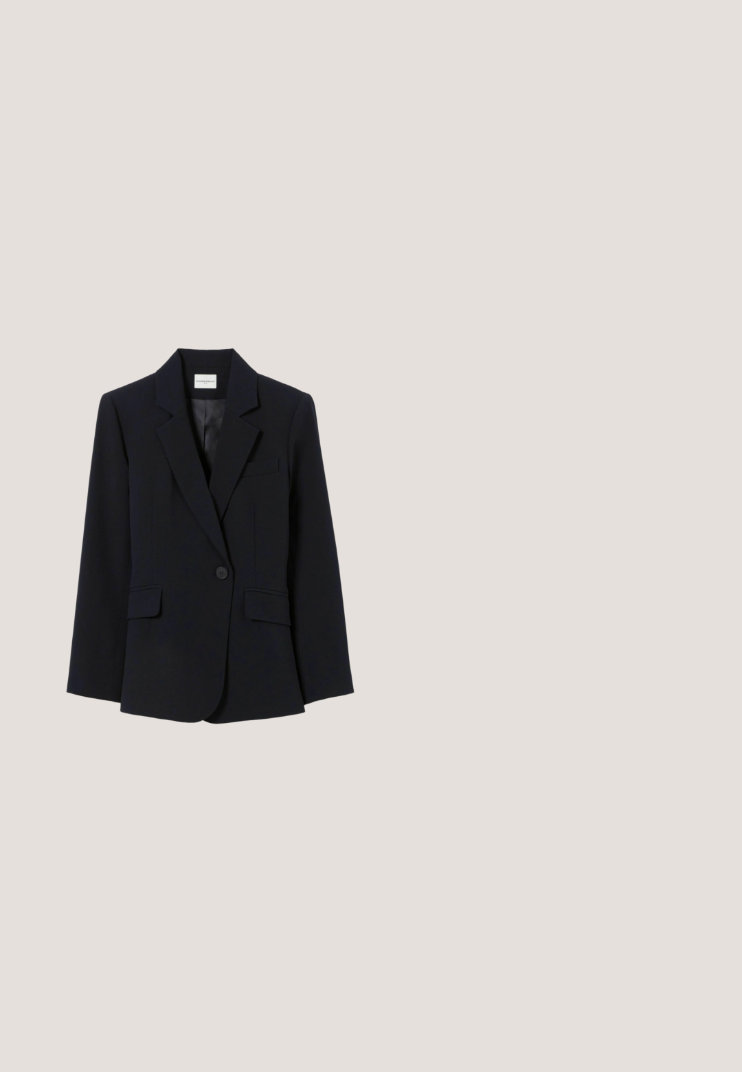 Blazer negro a medida con un solo botón, solapas con muesca, dos bolsillos con solapa y un bolsillo de ojal en el pecho, mostrado sobre fondo blanco.; Blusa cremosa de manga larga con detalle fruncido en el escote de tipo ojo de cerradura y cuello alto, cierre de botón en el cuello y mangas con puños.; Pantalones de cuadros grises de pierna ancha con cintura alta, que presentan pliegues frontales, textura vertical y sin hardware ni acentos visibles.; Zapato de salón negro de cuero con punta afilada, tacón bajo tipo «kitten heel» y acabado liso, mostrado de perfil.; Bolso tote de cuero negro con una forma estructurada, con bordes superiores curvados, dos asas y un detalle de cierre en tono dorado. Textura suave.; Reloj de acero inoxidable dorado con una esfera blanca redonda, manecillas minimalistas y logo. Presenta un diseño de brazalete enlazado y una corona.