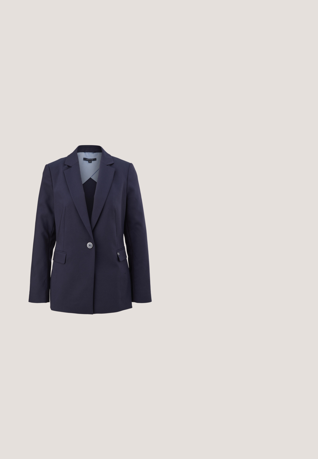 Blazer marine à la coupe structurée, fermeture à un bouton, deux poches avant et une doublure intérieure rayée contrastante. Coupe ajustée.; Pull sans manches blanc en maille torsadée avec ourlet côtelé. Comprend un petit logo bleu brodé sur la poitrine. Tissu texturé et doux.; Chemise blanche à manches longues, boutonnée intégralement sur le devant, avec un col pointu et un design simple, posée à plat sur un fond blanc.; Jupe mini plissée bleu marine avec bouton et fermeture éclair à l'avant, passants de ceinture, poches latérales et petit logo sur la hanche gauche.; Mocassin en cuir marron avec petit talon en bois, bride classique pour pièce et détails cousus le long de la pointe et des côtés.; Écharpe en soie bleu marine avec des motifs géométriques rouges et blancs, des pois et un design d'ancre dans un coin. Forme carrée, texture lisse.
