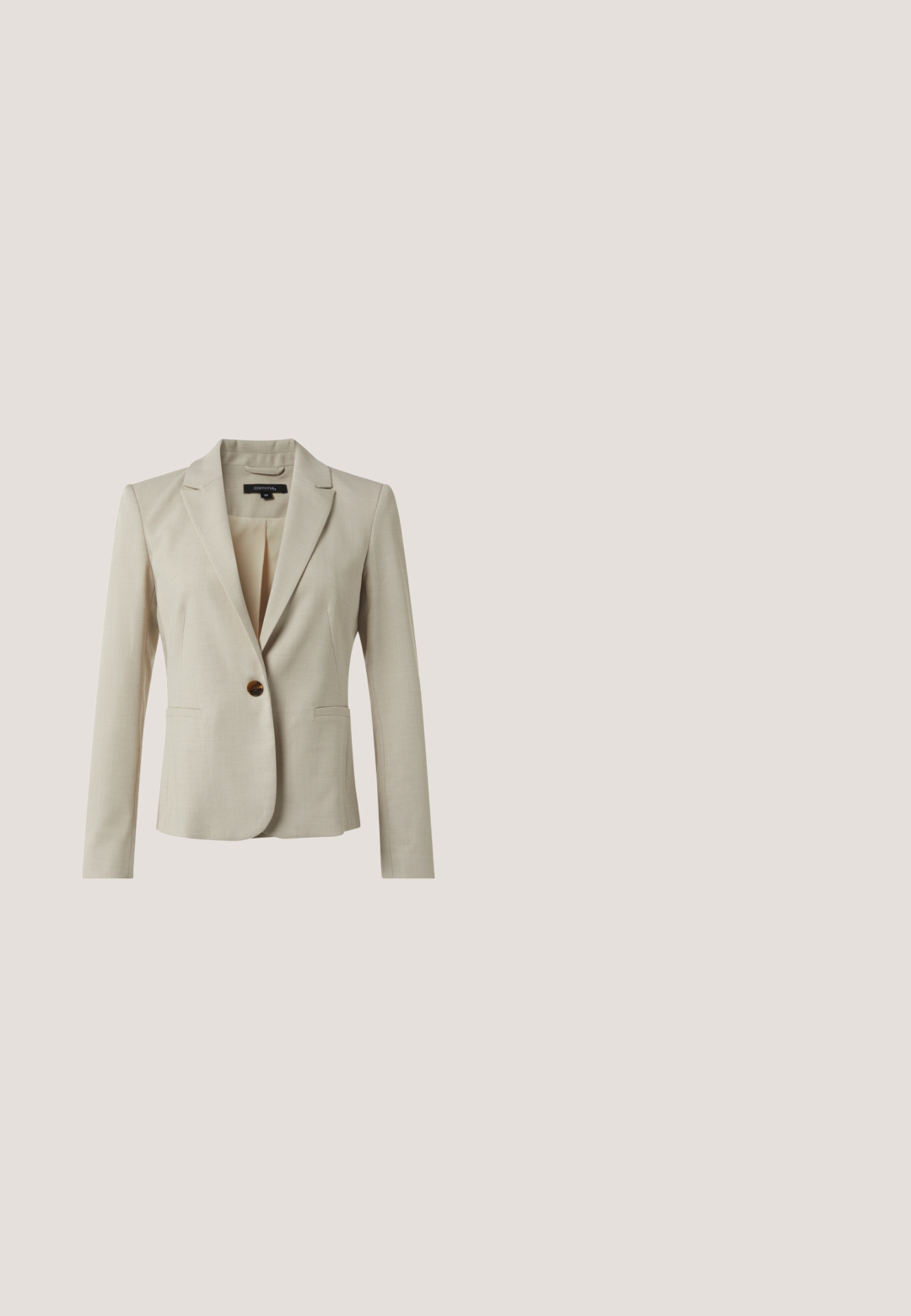 Beige blazer gemaakt van gestructureerde stof, met een enkele knoopsluiting, twee voorzakken en een gelapte kraag. Binnenvoering zichtbaar.; Beige mouwloos topje gemaakt van gladde stof met een v-hals ontwerp en een rechte zoom. Minimalistische stijl zonder extra patronen of accenten.; Beige satijnen midi-rok met een gladde textuur en een uitlopende snit van taille tot zoom, met een A-lijnvorm. Geen zichtbare patronen of accenten.; Nude leren hoge hak met een spitse neus en een vierkante blokhak, met een gladde textuur en een minimalistisch ontwerp.; Beige leren tote met twee lange handvatten en een klein klepje met gouden rechthoekige draaivergrendeling.; Gouden ketting met een dunne schakel en een gladde, ronde hanger, met een minimalistisch ontwerp en verstelbare lengte.
