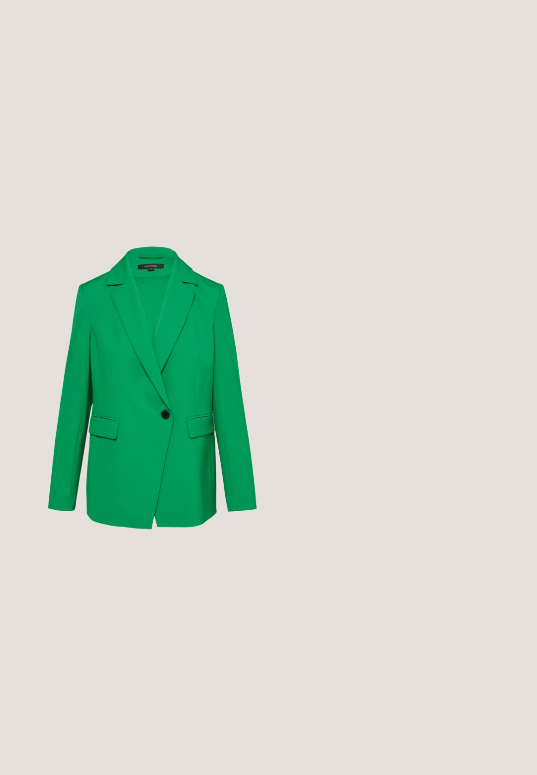 Groene blazer van gladde stof, met een notch-lapel, één zwarte knoop, twee voorzakken en een getailleerde pasvorm.; Langarmblouse met een geometrisch patroon in zwart, wit en groen, met een uitgesneden halslijn en contrasterende gestreepte accenten.; Felle groene, uitlopende broeken van een gladde stof, met een vlakke voorkant en zonder zichtbare zakken. Schoon, minimalistisch ontwerp.; Groene leren platte loafer met beige zool en gouden gesp detail bovenop, zijaanzicht naar links op witte achtergrond.; Groene leren handtas met gouden 19V69 Italia-logo, dubbele handvaten, afneembare riem en een kleurrijke gevlochten sleutelhanger met kralen en een kleine zilveren bedel.; Gouden metalen oorbellen met een ronde ring en een vierkante malachietsteen, gekenmerkt door groene strepen en een gladde textuur.