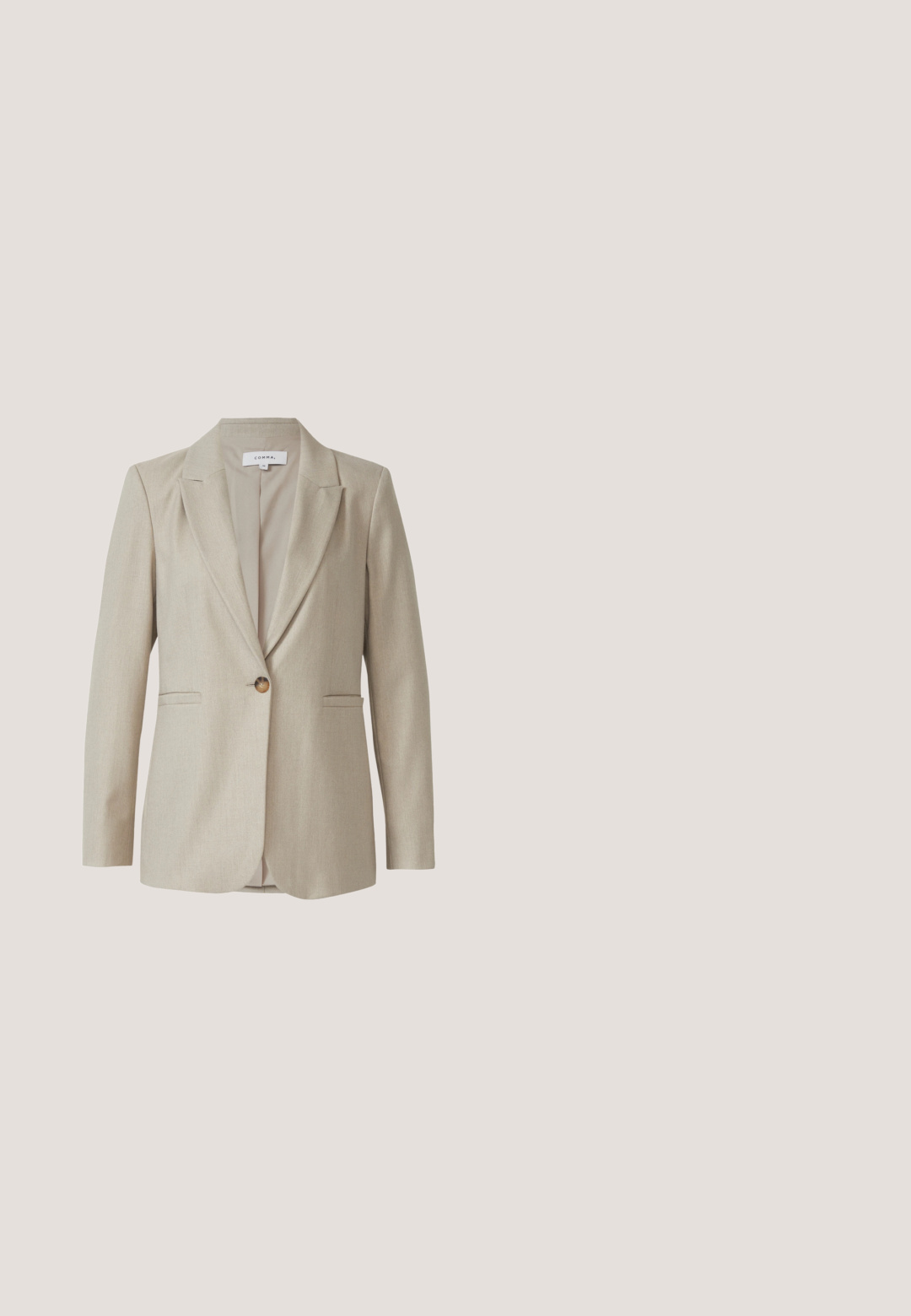 Blazer beige ajusté, avec revers à cran, fermeture à un bouton, deux poches avant, coupe ajustée, fabriqué à partir d'un tissu texturé.; Blouse en satin blanc à manches longues, encolure ronde et détail froncé. Présente des manches légèrement bouffantes et une texture lisse.; Pantalons beige ajustés en tissu lisse, avec une coupe droite, des poches latérales et des détails de pli à l'avant.; Mocassins en cuir beige avec une surface texturée, dotés d'un talon plat et d'un embout arrondi. Comprend un pli décoratif sur le dessus.; Sac cabas en cuir noisette avec deux longues anses. Texture lisse, forme structurée, design minimaliste, avec des accents discrets en métal.; Ceinture en cuir marron clair avec boucle rectangulaire dorée et bords cousus, présentée à plat sur un fond clair.