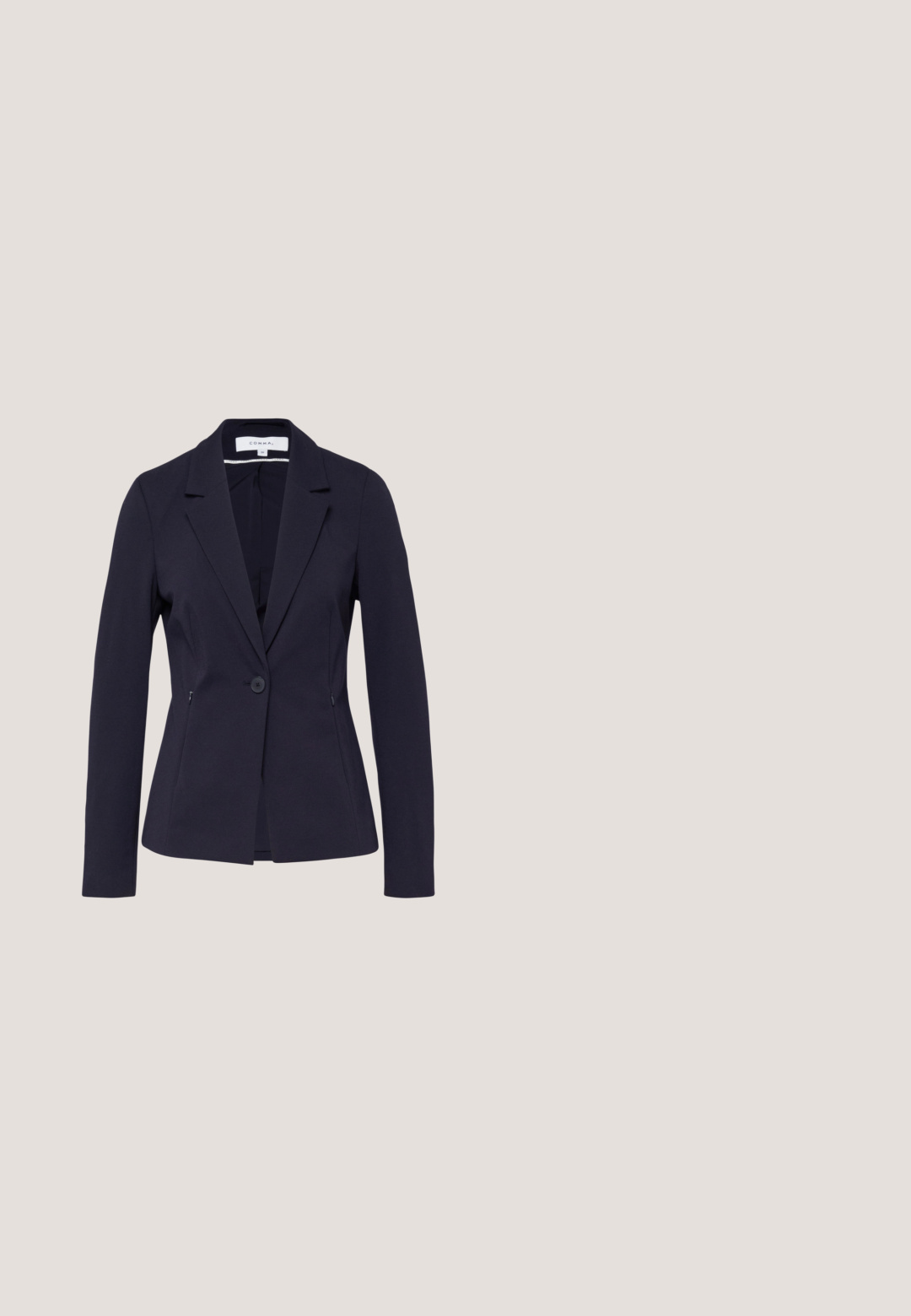 Marineblauer, maßgeschneiderter Blazer mit einreihiger Knopfleiste, Revers, langen Ärmeln und seitlichen Taschen mit Reißverschluss.; Cremfarbener, ärmelloser Pullover mit Zopfmuster und V-Ausschnitt sowie geripptem Saum. Verfügt über ein strukturiertes Muster und ein Logoschild am Ausschnitt.; Weißes langärmeliges Hemd mit Knopfleiste, gefertigt aus leicht strukturierter Stoffqualität. Es verfügt über eine Brusttasche mit einem kleinen, gestickten Logo und einen klassischen Kragen.; Plissierter Rock aus beige Stoff, mit einem figurschmeichelnden Taillenbund, mehreren Falten und einem geraden Saum. Keine sichtbaren Verschlüsse oder Akzente.; Dunkelbrauner Lederloafer mit dicker profillierter Sohle und niedrigem Blockabsatz, Slip-on-Stil mit gesteppter Naht und Riemen über dem Obermaterial.; Braune Handtasche aus Leder mit strukturierter Form, die auf der Vorderseite ein goldfarbener Logoakzent hat und mit einem oberen Griff zum Tragen ausgestattet ist.