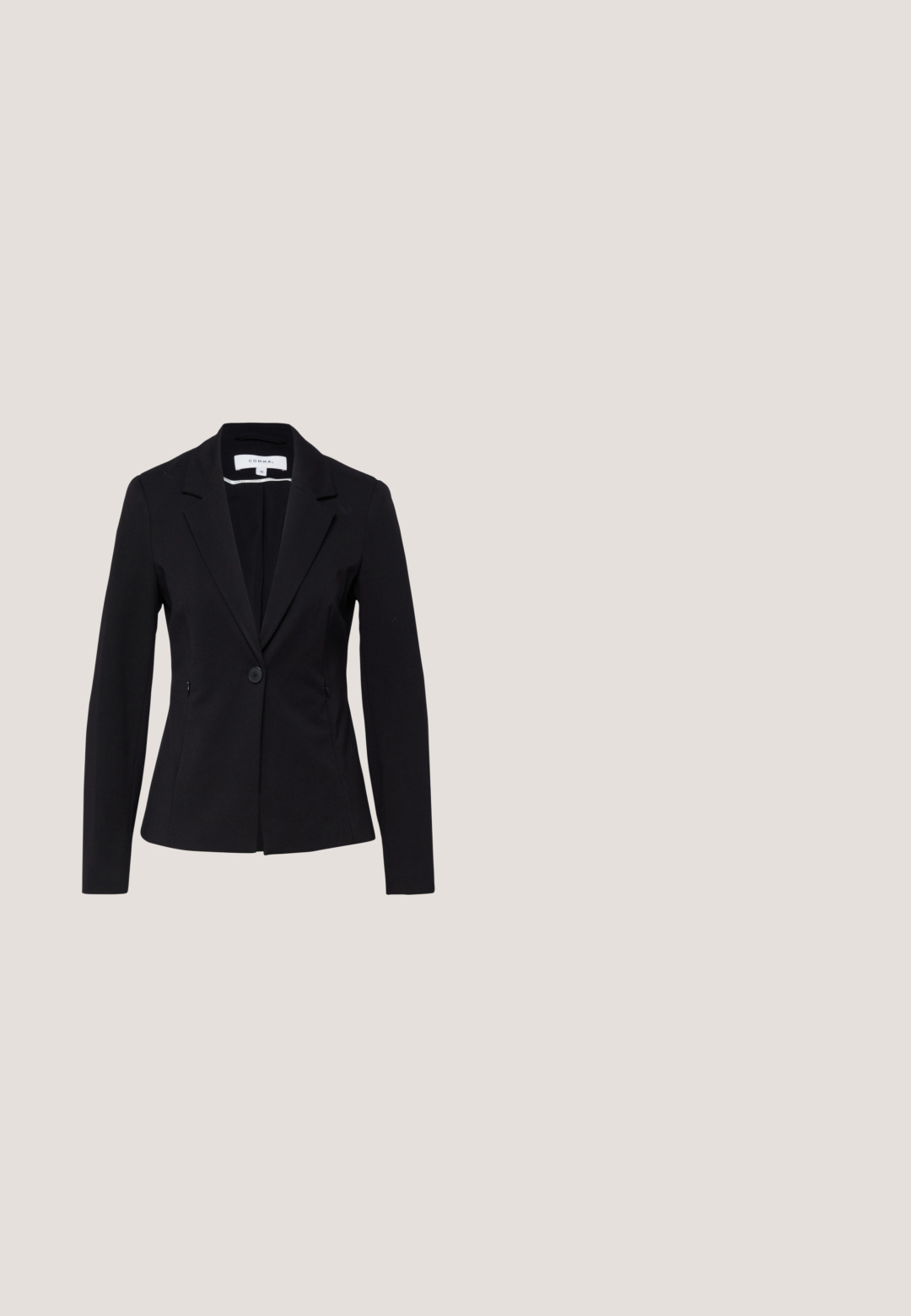 Zwarte damesblazer met een enkele knoop, revers met inkeping, lange mouwen, getailleerde taille en ritssluitingen aan de zijkanten.; Dames wit shirt met korte mouwen, zwarte horizontale strepen en een ronde hals, plat gelegd op een witte achtergrond.; Zwarte, wijde broek gemaakt van een gladde stof met twee voorzakken en een platte tailleband. Gepersonaliseerd ontwerp met een strakke silhouet.; Zwarte leren slingback pump met een spitse neus, slanke hak en verstelbare band, met een gladde textuur en een minimalistisch ontwerp.; Zwarte leren handtas met een gebogen vorm, gouden hardware en een prominent logo aan de voorkant. Beschikt over een afneembare schouderband.; Gouden bloemenvormige oorbellen met een zwarte kern; heeft gegraveerde letters rond de rand; gladde metalen textuur.