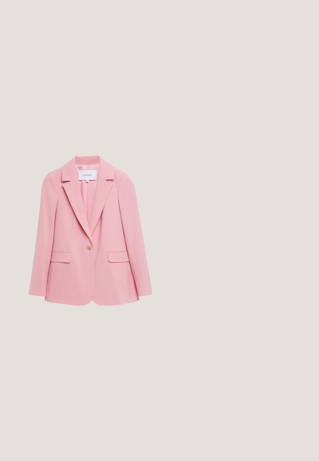 Lichtroze damesblazer met één knoop, met ingezette revers en klepzakken, maat 36, label "COMMA", afgebeeld op witte achtergrond.; Mouwloze ribgebreide roze tanktop met ronde hals, maat small, weergegeven op een effen witte achtergrond.; Roze, lichte, wijde broek met een elastische tailleband en een trekkoorddetail; soepele textuur en casual ontwerp.; Roze gevlochten sandalen met enkelbandjes en grote bloemendecoraties rusten op een groene draadstoel bij een zwembad.; Rechthoekige, getextureerde roze leren clutch met bijpassende sluiting en afneembare polsband, getoond tegen een witte achtergrond.; Gouden armband met afwisselende roze geëmailleerde harten, open ontwerp voor verstelbaarheid, gladde textuur en gepolijste afwerking.