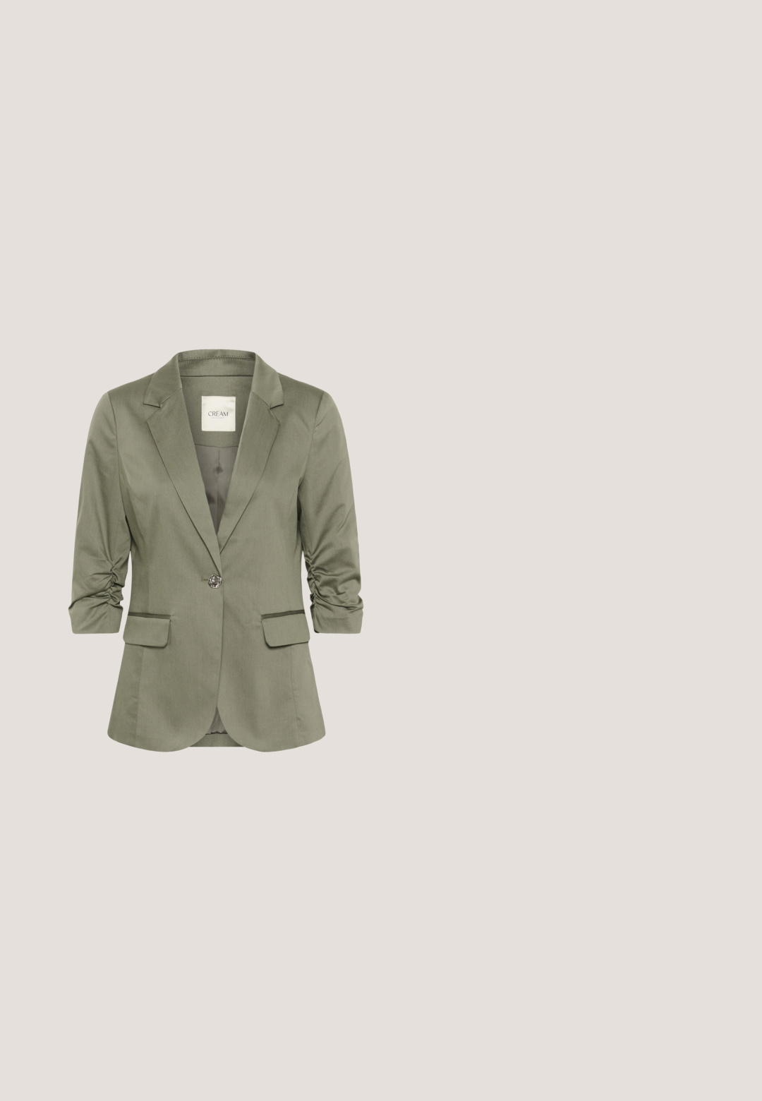 Olivengrøn skræddersyet blazer med rynkede trekvartærmer, enkelt knaplukning, hakkede reverser og forlommer med klap.; Gestuz GZCERI P - Bluse - green ox; Olivengrønne satinbukser med lige ben, elastik i taljen og diskrete forreste plisseringer, vist på hvid baggrund.; Højhælet sandal med brunt og sort slangeskindsprint, ankelrem med spænde, vist mod en sløret grøn og grå baggrund.; Brun læderhandtaske med en sammensnøring, guld kædestrop og blød, struktureret overflade. Kompakt form velegnet til aftensbrug.; Par af skinnende ørestikker i guldfarvet knudeform på en ensfarvet hvid baggrund.