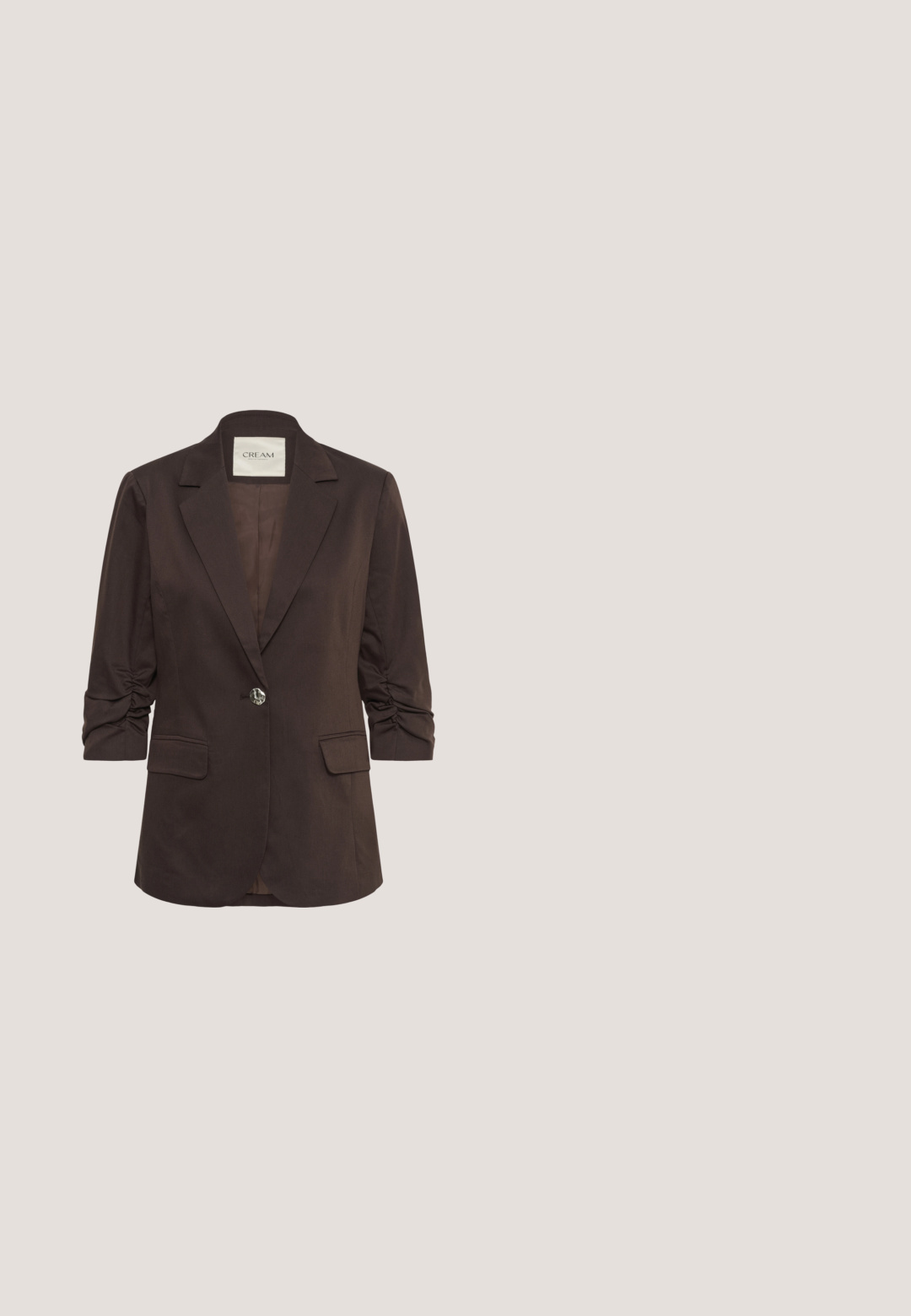 Dunkelbrauner Damenblazer mit gerafften Dreiviertelärmeln, einfachem sechseckigen Knopfverschluss, Revers mit Kerbe und Pattentaschen.; Brauner ärmelloser Strickpullover mit rundem Halsausschnitt und gerippten Kanten, innen am Kragen mit "Saint Tropez" etikettiert.; Braune, kurz geschnittene Hose mit elastischem Bund und gerafften Säumen, gefertigt aus geripptem Strickstoff.; Braune spitze Kitten-Heel-Sandale mit Leopardenmuster-Mesh, Knöchelriemen und goldener Schnalle.; Braune Leder-Umhängetasche mit glatter Oberfläche, ausgestattet mit einem Beschlag aus goldfarbenem Metall und einer Steppnaht entlang der Kanten.; Braunes Stoff-Scrunchie, elastisches Haargummi mit geraffter, plissierter Textur.