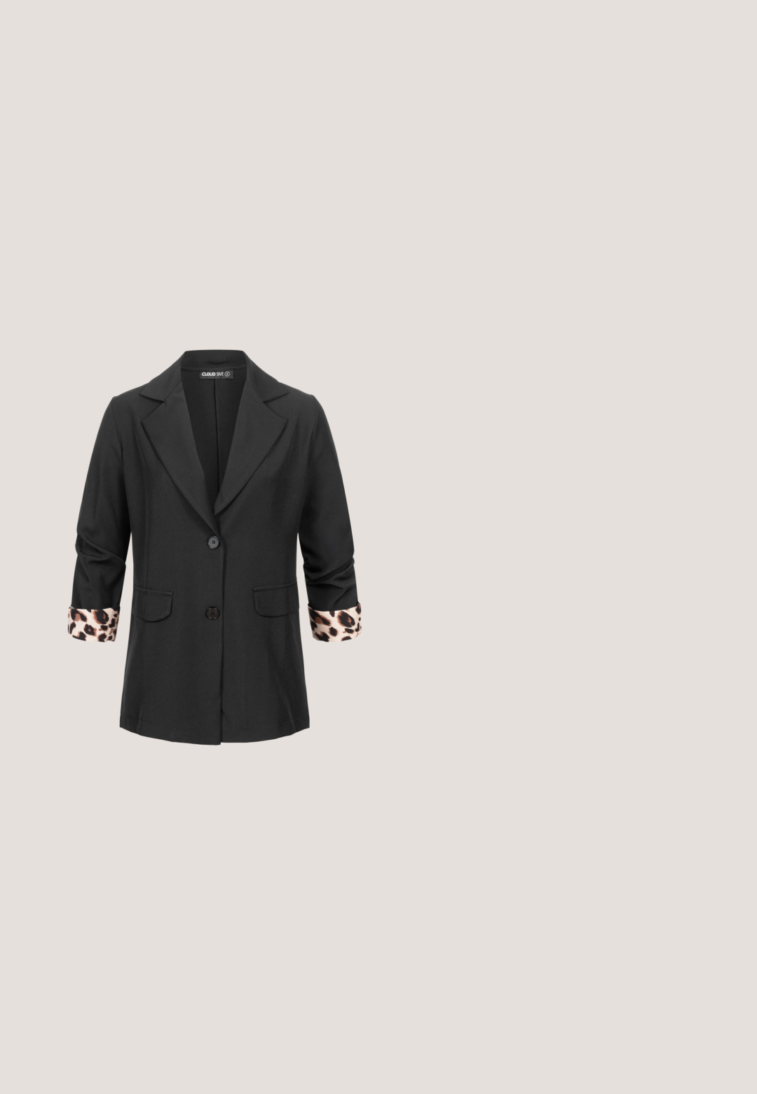 Zwarte blazer met een inkeping in het revers, voorzien van twee voorzakken en luipaardprint accenten op de opgerolde manchetten. Vijf knopen sluiting.; Zwarte kant sleeveless top met bloemenpatroon, een gegolfde halslijn en een keyhole achterkant. Lichtgewicht stof met een textuurafwerking.; Korte beige shorts met een zwart en donkerbruin luipaardprintpatroon en een elastische tailleband.; Sandaal met hoge hakken en luipaardprint, met enkelriempje, open teen en blokhak. Bovenwerk gemaakt van gestructureerd synthetisch materiaal.; Zwarte gestructureerde handtas met een klep met luipaardprint en twee korte afgeronde handvaten, rechtopstaand op een witte achtergrond.; Gouden gedraaide metalen manchetarmband met open uiteinden; gladde textuur en glanzende afwerking; lichtgewicht ontwerp dat geschikt is voor zowel casual als formele gelegenheden.