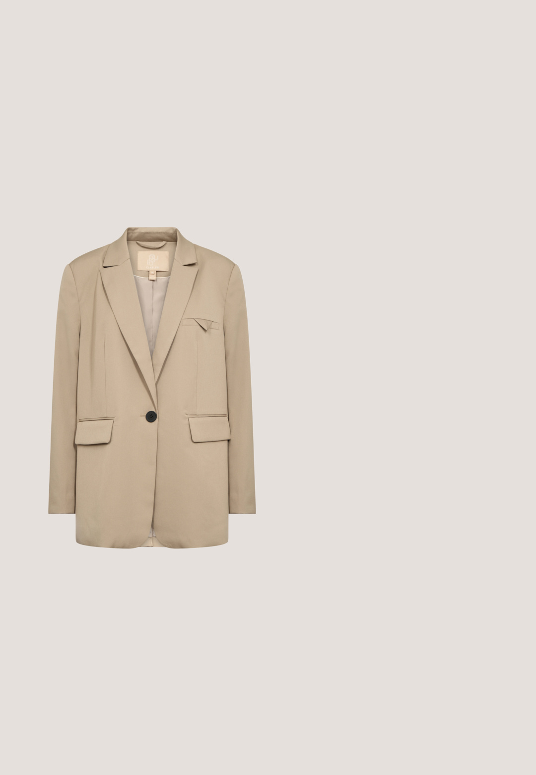 Blazer beige con solapa muesca, dos bolsillos delanteros y cierre de botón negro. Presenta una textura sutil y un diseño minimalista.; Blusa de satén color crema de manga larga con botones, cuello puntiagudo y silueta ajustada.; Pantalones de pierna ancha en un color beige claro. Confeccionados en una tela suave y texturizada, con doble pinza y un diseño de cintura alta.; Tacones slingback beige con punta afilada y un tacón bajo y delgado. Material de cuero suave con un brillo sutil y correa de tobillo ajustable.; Bolso tote de cuero beige con dos asas para el hombro y un pequeño detalle de cierre dorado en la parte delantera, mostrado sobre un fondo blanco liso.; Par de pendientes de aro dorados pulidos con postes delgados y cierres con bisagra, exhibidos sobre un fondo liso gris claro.