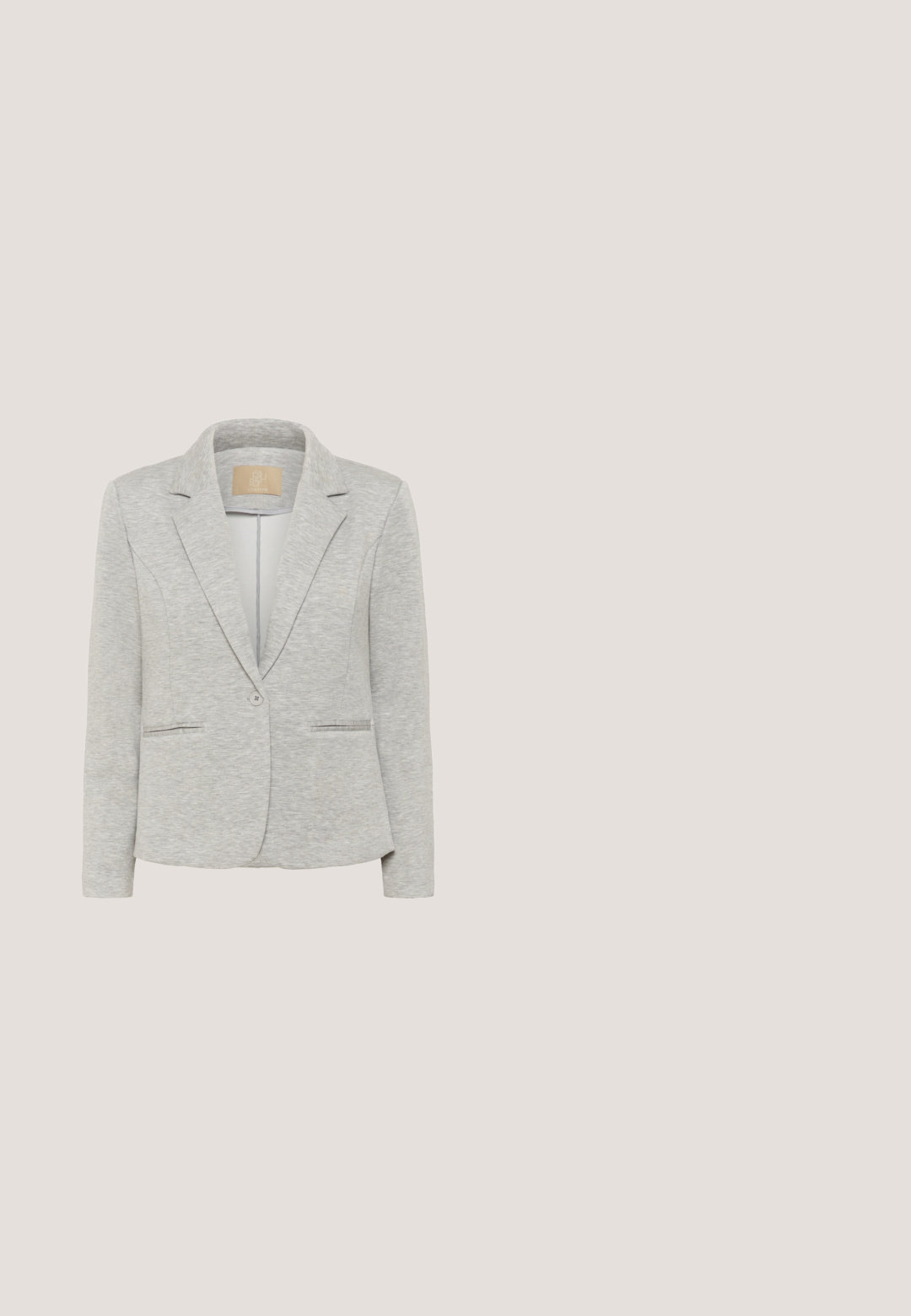 Lichtgrijze blazer van zachte stof, met een reverskraag, een enkele knoopsluiting en twee voorzakken met subtiele stikdetails.; Effen wit katoenen T-shirt met korte mouwen, ronde hals en omgeslagen mouwzomen, getoond op een effen witte achtergrond.; Donkergrijze slim-fit broek met knoopsluiting, riemlussen en een klein klepzakje nabij de tailleband op een witte achtergrond.; Lichtgrijze sportschoenen van suède en mesh met een gestructureerde hiel, voorzien van een witte middenzool en gestippelde patronen aan de zijkant.; Grijze synthetische schoudertas met een gebogen vorm, verstelbare riem en ritsaccent. Voorzien van een logopatch aan de voorkant.; Getextureerde, flexibele hoofdband in lichtgrijs met een geweven patroon. Heeft een zwart etiket met de tekst "HANDMADE" aan de zijkant. Cirkelvormig ontwerp.