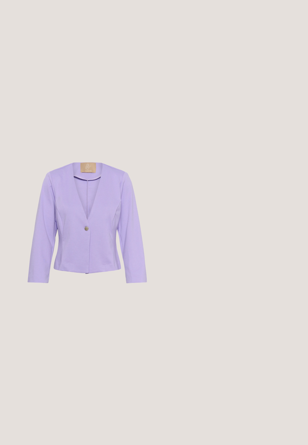Lyse lilla, langærmet blazer med en enkelt frontknap og dyb V-udskæring, præsenteret på hvid baggrund.; Lyse lilla kortærmet striktrøje med rund halsudskæring, løs pasform og ribstrikket krave og manchetter.; Lavendelbukser med elastisk talje og frontbinding. Har et lige ben-design og en glat, let stofstruktur.; Spidse højhælede sko i pink stof med blomster- og stribemønstre, justerbare slingback-stropper og en glat tekstur.; Lilla faux læder crossover taske med guldfarvet hardware, forlommer og knyttet stropdetalje. Glat tekstur og rektangulær form.; Justerbart lilla snorearmbånd med vekslende små lilla perler og gulddetaljer, med en gylden sommerfuglecharme i den ene ende.